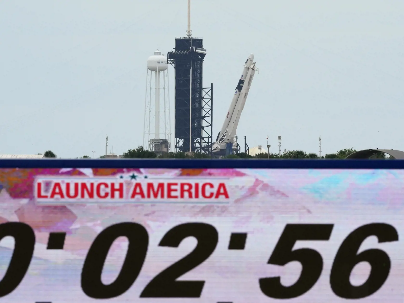 JB 4 Mys Canaveral - Raketa SpaceX Falcon 9  s vesmírnou loďou Crew Dragon pred štartom z Kennedyho vesmírneho strediska na Myse Kanaveral na Floride 26. mája 2020. Raketa na Medzinárodnú vesmírnu stanicu (ISS) po prvý raz povezie aj ľudskú posádku - astronautov Douga Hurleyho a Boba Behnkena. FOTO TASR/AP 

The SpaceX Falcon 9, with the Crew Dragon spacecraft on top of the rocket, is raised onto Launch Pad 39-A Tuesday, May 26, 2020, at Kennedy Space Center in Cape Canaveral, Fla. Two astronaut