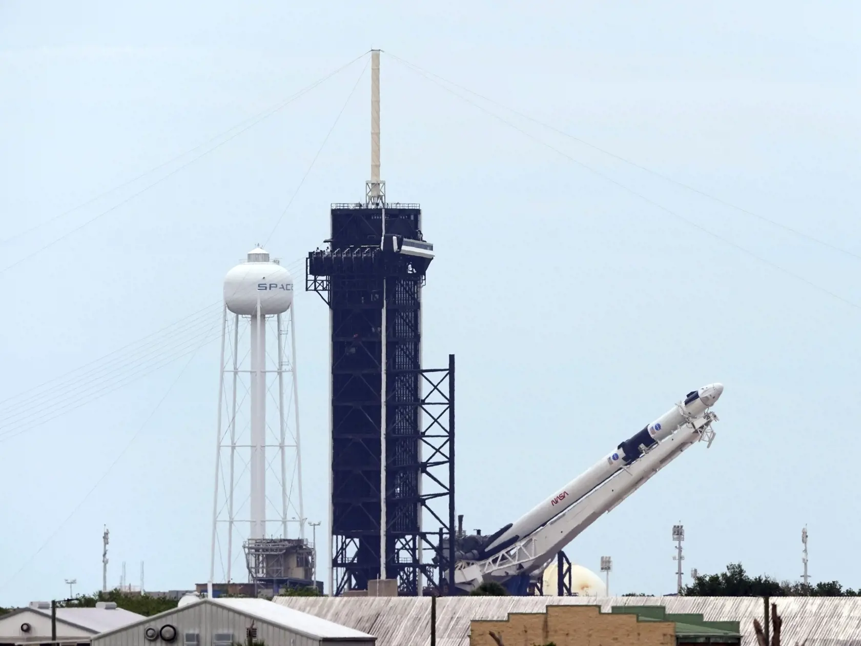 JB 7 Mys Canaveral - Raketa SpaceX Falcon 9  s vesmírnou loďou Crew Dragon pred štartom z Kennedyho vesmírneho strediska na Myse Kanaveral na Floride 26. mája 2020. Raketa na Medzinárodnú vesmírnu stanicu (ISS) po prvý raz povezie aj ľudskú posádku - astronautov Douga Hurleyho a Boba Behnkena. FOTO TASR/AP 

The SpaceX Falcon 9, with the Crew Dragon spacecraft on top of the rocket, is raised onto Launch Pad 39-A Tuesday, May 26, 2020, at Kennedy Space Center, Fla. Two astronauts will fly on the 