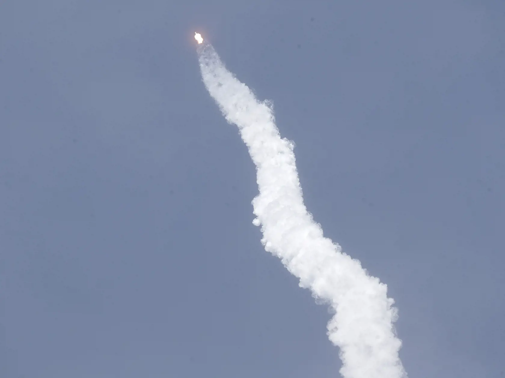 KK55 Mys Canaveral - Vesmírna loď Crew Dragon spoločnosti SpaceX s ľudskou posádkou úspešne odštartovala z Mysu Canaveral na americkej Floride 30. mája 2020.  Ide o prvý kozmický let s ľudskou posádkou so štartom z územia Spojených štátov za takmer desaťročie. Od roku 2011 sa NASA pri doprave svojich astronautov na ISS spoliehala na ruské rakety. Na palube Crew Dragon sú dvaja astronauti - Robert Behnken (49) a Douglas Hurley (53). Crew Dragon vynáša k Medzinárodnej vesmírnej stanici (ISS) raket