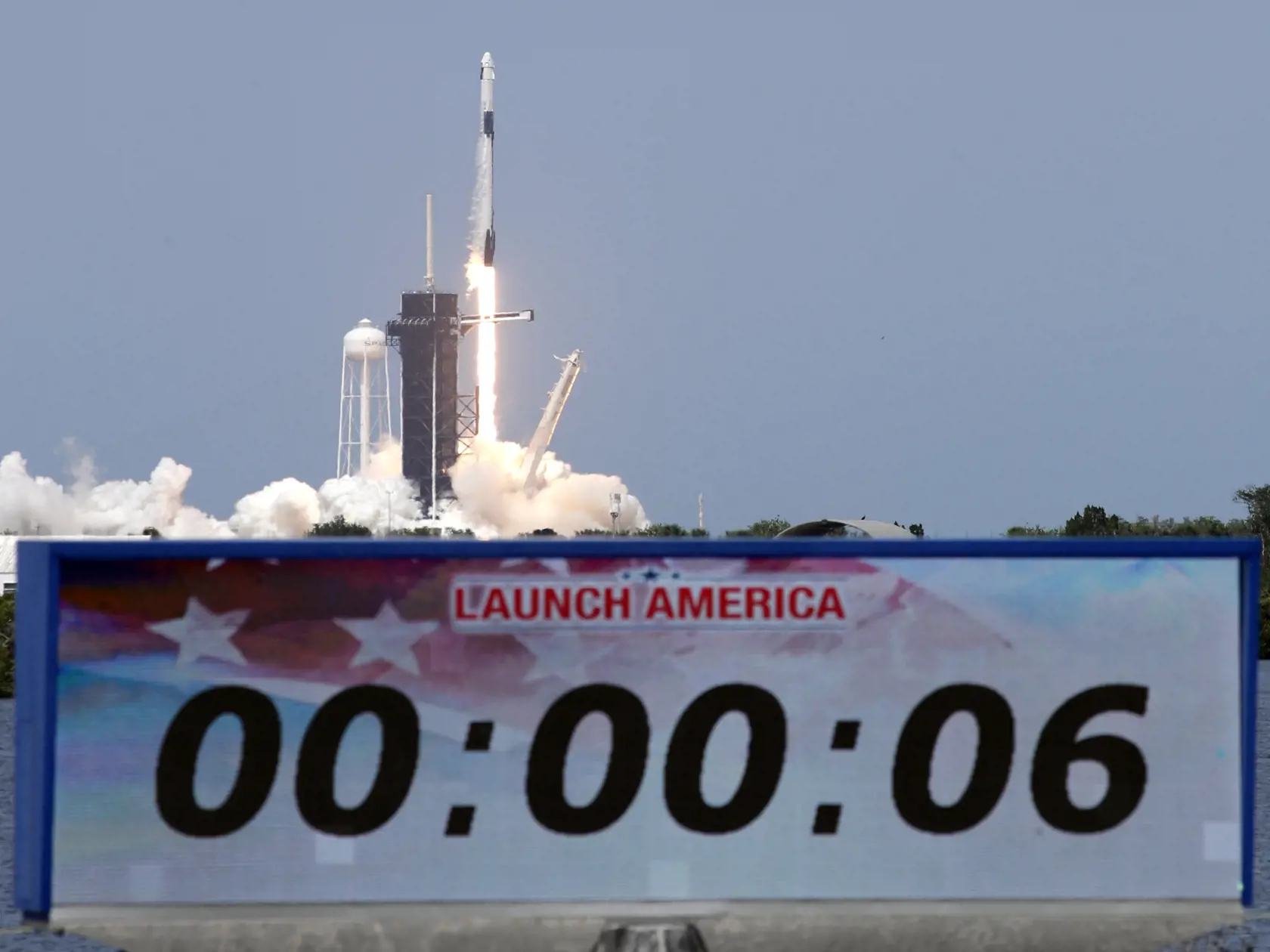 KK54 Mys Canaveral - Vesmírna loď Crew Dragon spoločnosti SpaceX s ľudskou posádkou úspešne odštartovala z Mysu Canaveral na americkej Floride 30. mája 2020.  Ide o prvý kozmický let s ľudskou posádkou so štartom z územia Spojených štátov za takmer desaťročie. Od roku 2011 sa NASA pri doprave svojich astronautov na ISS spoliehala na ruské rakety. Na palube Crew Dragon sú dvaja astronauti - Robert Behnken (49) a Douglas Hurley (53). Crew Dragon vynáša k Medzinárodnej vesmírnej stanici (ISS) raket
