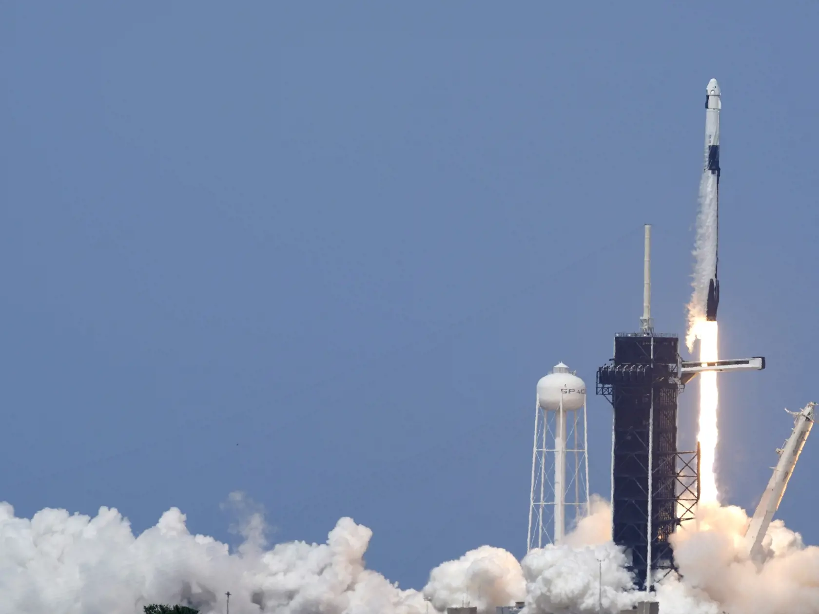 KK61 Mys Canaveral - Vesmírna loď Crew Dragon spoločnosti SpaceX s ľudskou posádkou úspešne odštartovala z Mysu Canaveral na americkej Floride 30. mája 2020.  Ide o prvý kozmický let s ľudskou posádkou so štartom z územia Spojených štátov za takmer desaťročie. Od roku 2011 sa NASA pri doprave svojich astronautov na ISS spoliehala na ruské rakety. Na palube Crew Dragon sú dvaja astronauti - Robert Behnken (49) a Douglas Hurley (53). Crew Dragon vynáša k Medzinárodnej vesmírnej stanici (ISS) raket