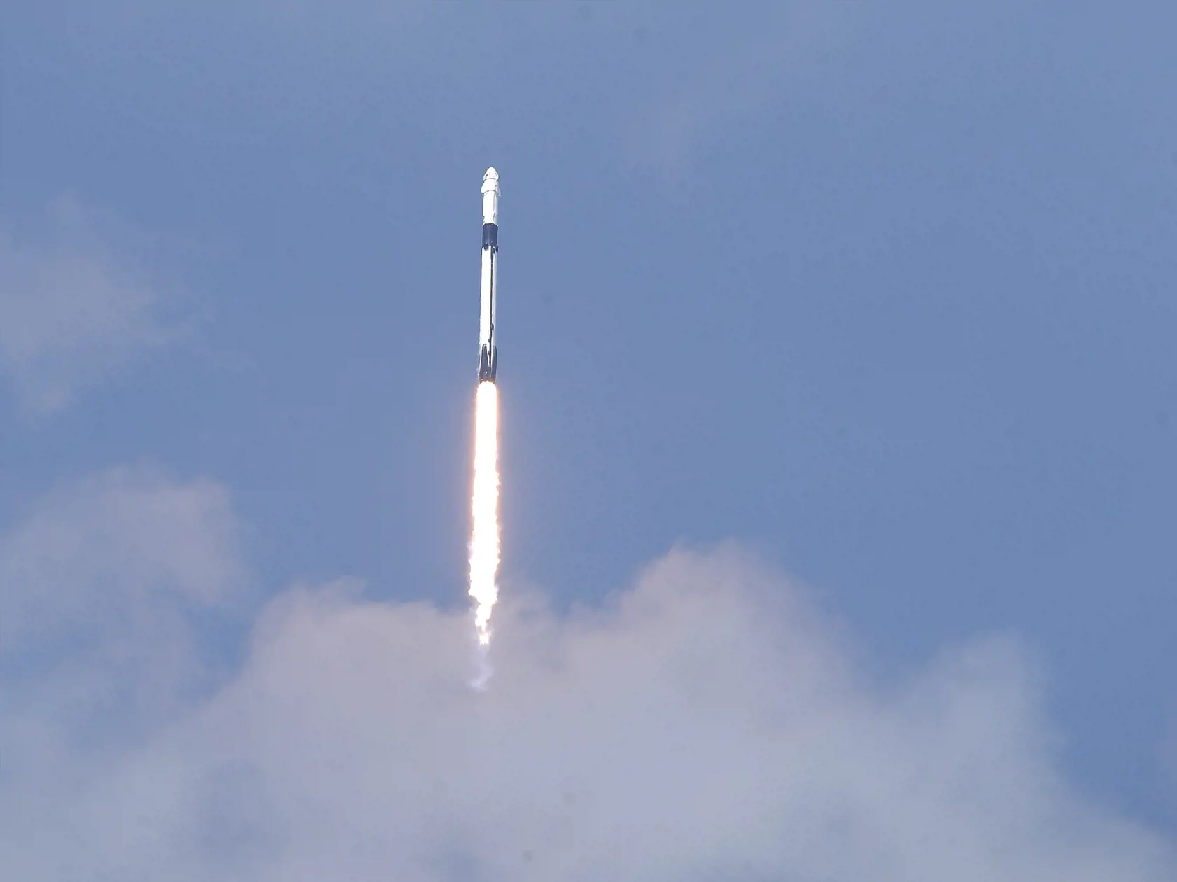 KK57 Mys Canaveral - Vesmírna loď Crew Dragon spoločnosti SpaceX s ľudskou posádkou úspešne odštartovala z Mysu Canaveral na americkej Floride 30. mája 2020.  Ide o prvý kozmický let s ľudskou posádkou so štartom z územia Spojených štátov za takmer desaťročie. Od roku 2011 sa NASA pri doprave svojich astronautov na ISS spoliehala na ruské rakety. Na palube Crew Dragon sú dvaja astronauti - Robert Behnken (49) a Douglas Hurley (53). Crew Dragon vynáša k Medzinárodnej vesmírnej stanici (ISS) raket