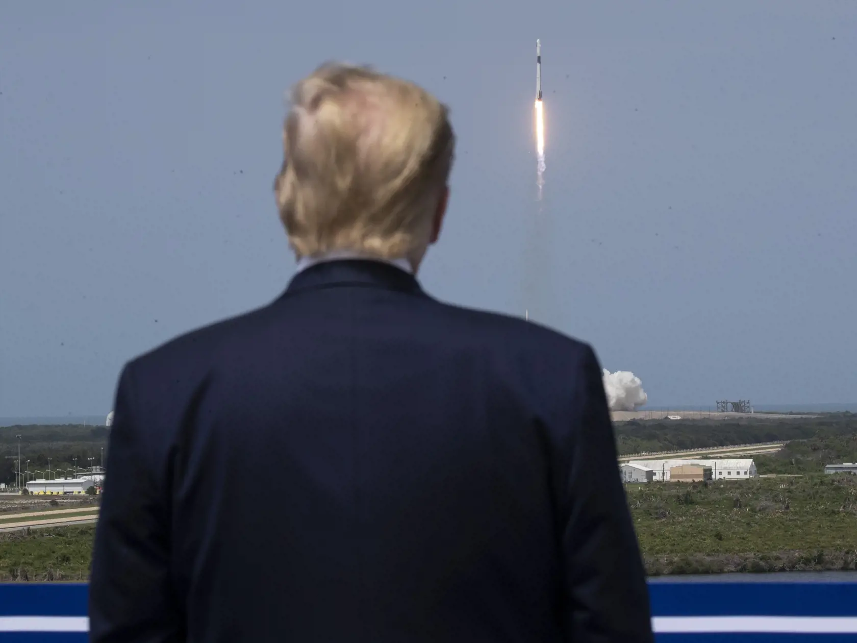 KK59 Mys Canaveral - Americký prezident Donald Trump sleduje štart vesmírnej lode Crew Dragon spoločnosti SpaceX s ľudskou posádkou z Mysu Canaveral na americkej Floride 30. mája 2020.  Ide o prvý kozmický let s ľudskou posádkou so štartom z územia Spojených štátov za takmer desaťročie. Od roku 2011 sa NASA pri doprave svojich astronautov na ISS spoliehala na ruské rakety. Na palube Crew Dragon sú dvaja astronauti - Robert Behnken (49) a Douglas Hurley (53). Crew Dragon vynáša k Medzinárodnej ve
