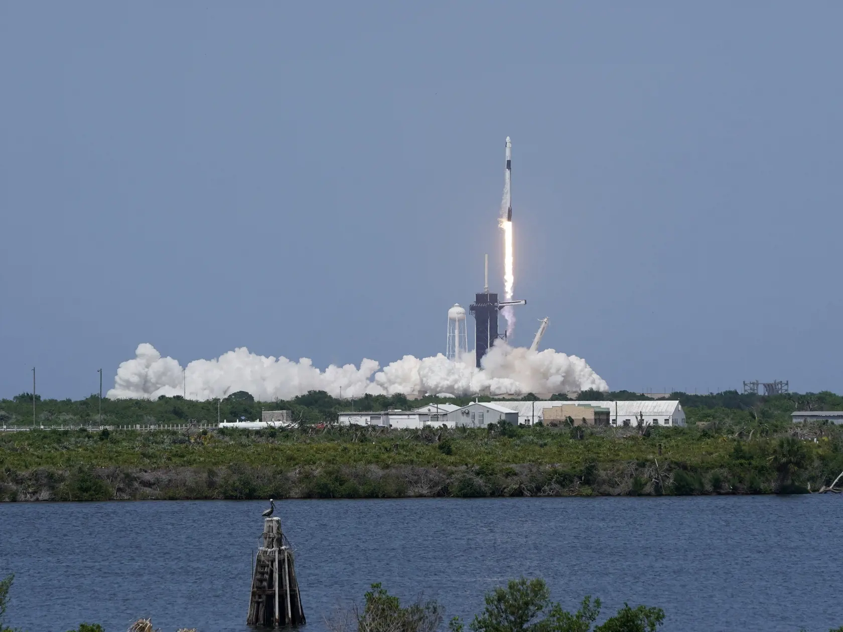 KK60 Mys Canaveral - Vesmírna loď Crew Dragon spoločnosti SpaceX s ľudskou posádkou úspešne odštartovala z Mysu Canaveral na americkej Floride 30. mája 2020.  Ide o prvý kozmický let s ľudskou posádkou so štartom z územia Spojených štátov za takmer desaťročie. Od roku 2011 sa NASA pri doprave svojich astronautov na ISS spoliehala na ruské rakety. Na palube Crew Dragon sú dvaja astronauti - Robert Behnken (49) a Douglas Hurley (53). Crew Dragon vynáša k Medzinárodnej vesmírnej stanici (ISS) raket