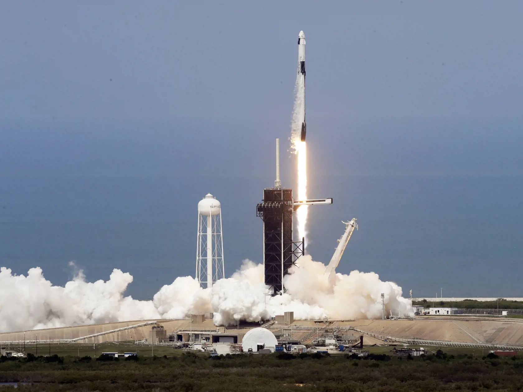 KK57 Mys Canaveral - Vesmírna loď Crew Dragon spoločnosti SpaceX s ľudskou posádkou úspešne odštartovala z Mysu Canaveral na americkej Floride 30. mája 2020.  Ide o prvý kozmický let s ľudskou posádkou so štartom z územia Spojených štátov za takmer desaťročie. Od roku 2011 sa NASA pri doprave svojich astronautov na ISS spoliehala na ruské rakety. Na palube Crew Dragon sú dvaja astronauti - Robert Behnken (49) a Douglas Hurley (53). Crew Dragon vynáša k Medzinárodnej vesmírnej stanici (ISS) raket