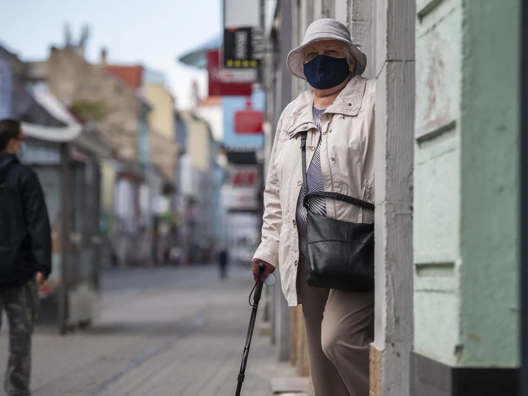 Dôchodcovia mali počas pandémie v obchdoch vyhradené hodiny pre seniorov.