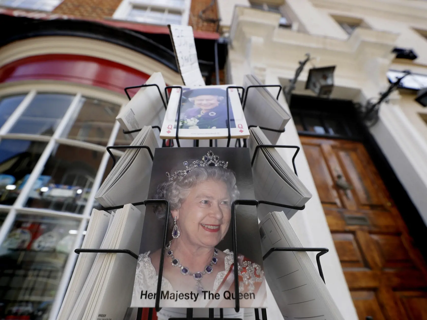 WA 39 Windsor - Pohľadnice s podobizňou britskej kráľovnej Alžbety II. ponúkajú na predaj pri príležitosti jej 95. narodenín vo Windsore v stredu 21. apríla 2021. Britská kráľovná Alžbeta II. sa dožíva 95 rokov v stredu 21. apríla 2021. Kráľovná si svoje stredajšie narodeniny pripomenie len formou menšej slávnosti na Windsorskom hrade, kde sa počas pandémie koronavírusu zdržiava. Pripojiť by sa k nej mali aj niektorí členovia kráľovskej rodiny. Verejné oslavy sa neuskutočnia, pretože Alžbeta II.