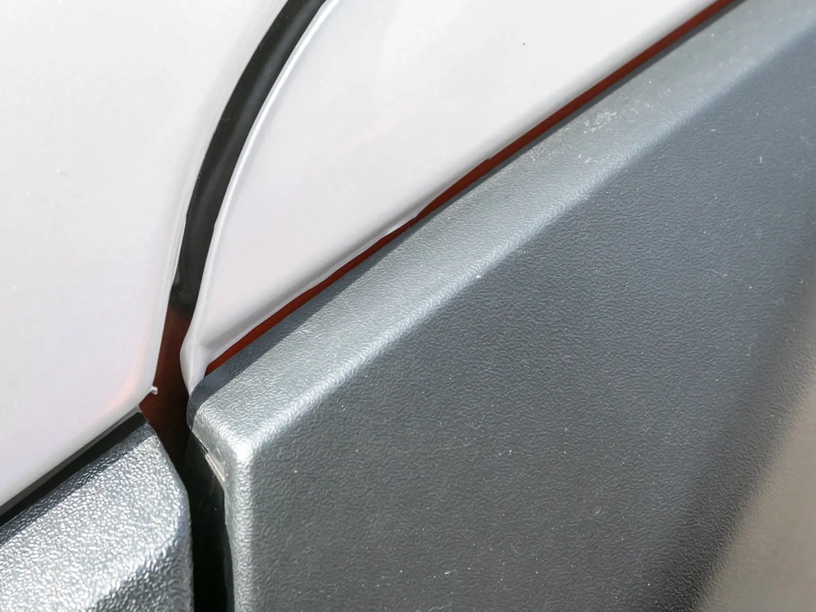 Fólia, ktorú na auto lepila trnavská firma, bola takto nalepená.