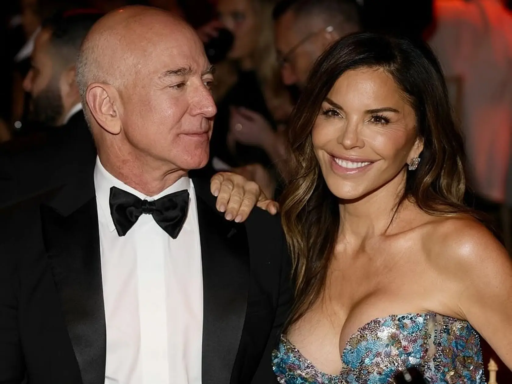 Miliardár Jeff Bezos sa neodlepil od partnerky Lauren Sánchez.