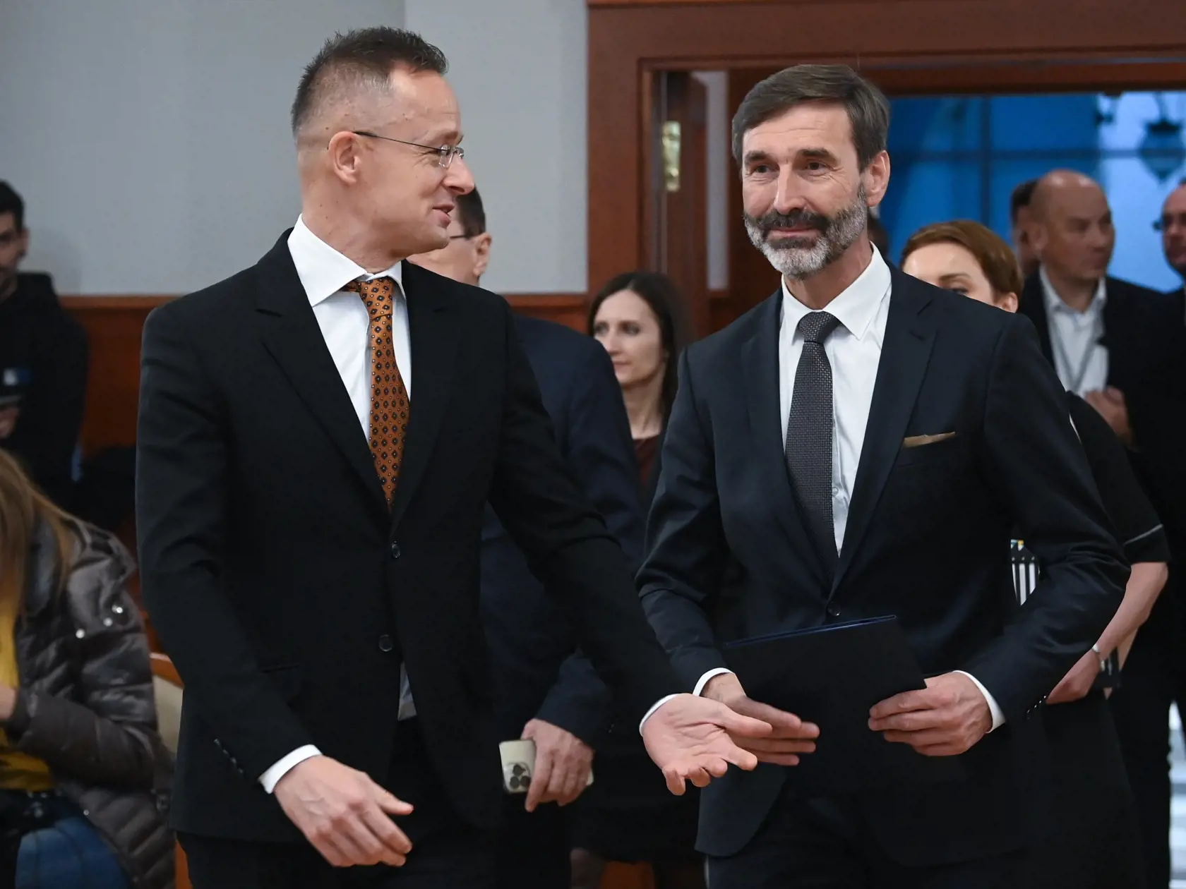 Sprava slovenský minister zahraničných vecí Juraj Blanár (Smer) a maďarský minister zahraničného obchodu a zahraničných vecí Péter Szijjártó prichádzajú po stretnutí na tlačovú konferenciu v Budapešti vo štvrtok 14. novembra 2024. V Budapešti spolu so Szijjártóom otvorili tretí ročník biznis konferencie Visegrad 4 Business a následne absolvovali bilaterálne rokovanie. 