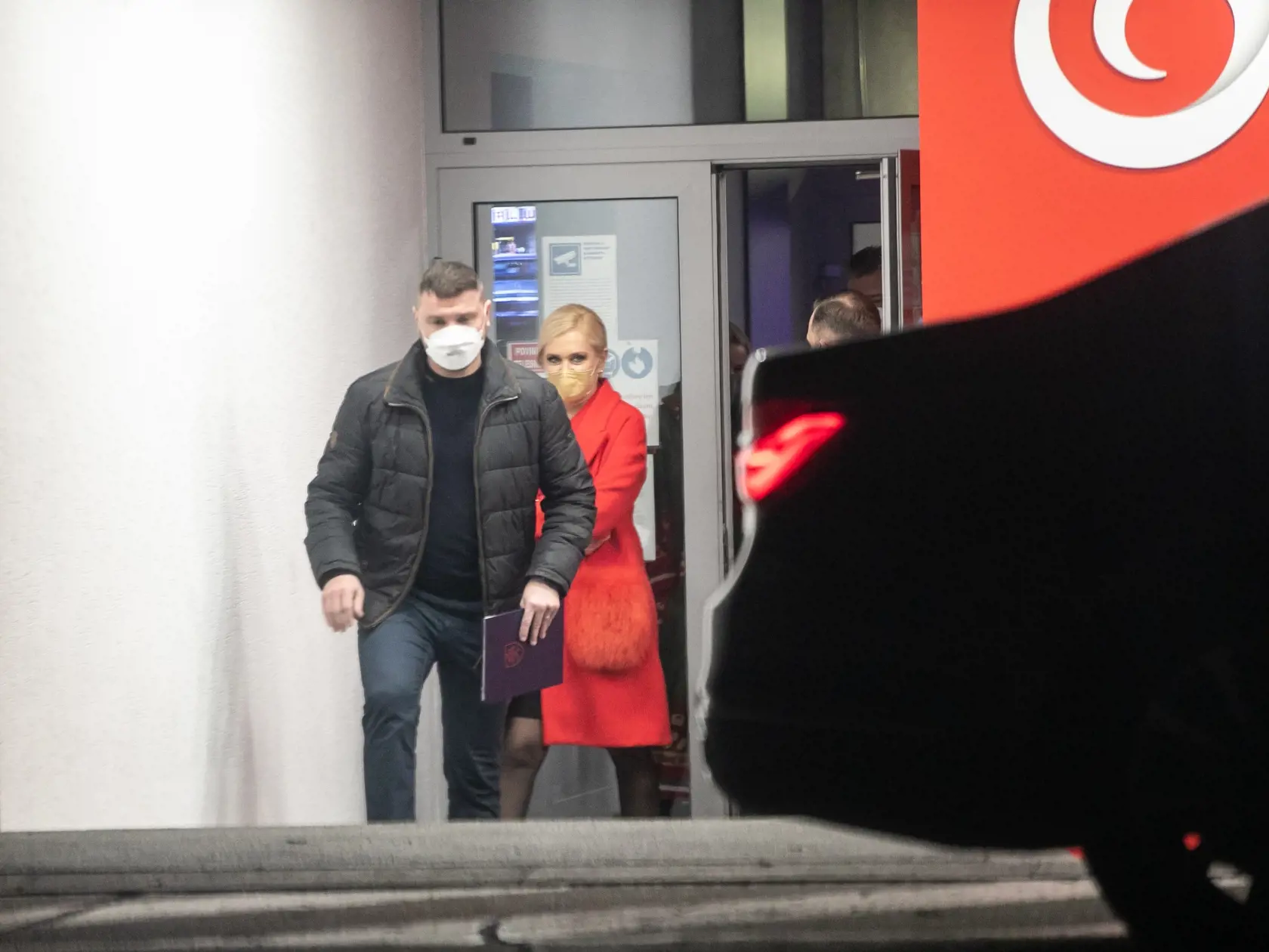 Paparazzi fotografia Denisa Saková a Roman Mikulec pred TV JOJ po skončení relácie Na Telo.