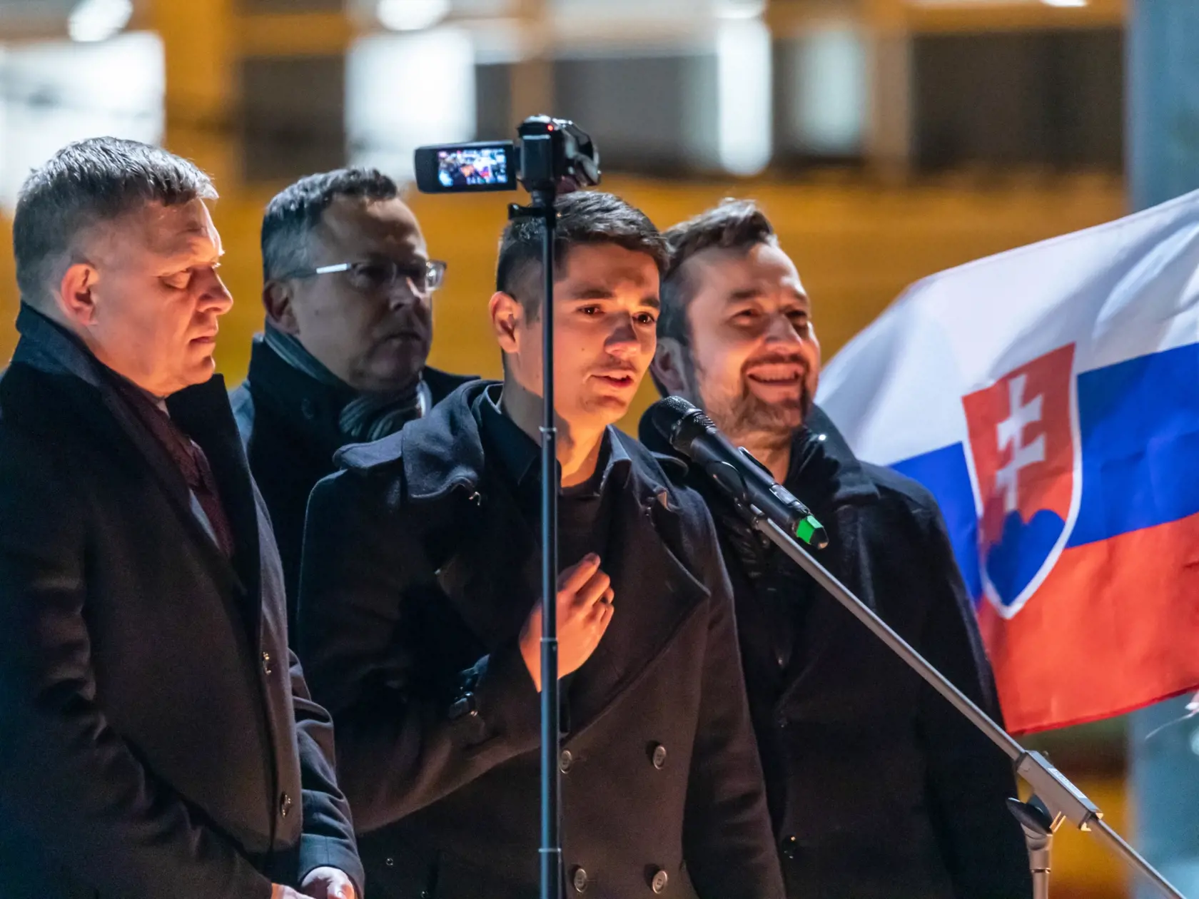 Na snímke je Robert Fico, Erik Kaliňák a Ľuboš Blaha na proteste pred Prezidentským palácom proti obrannej zmluve s USA a zdražovaniu potravín.  