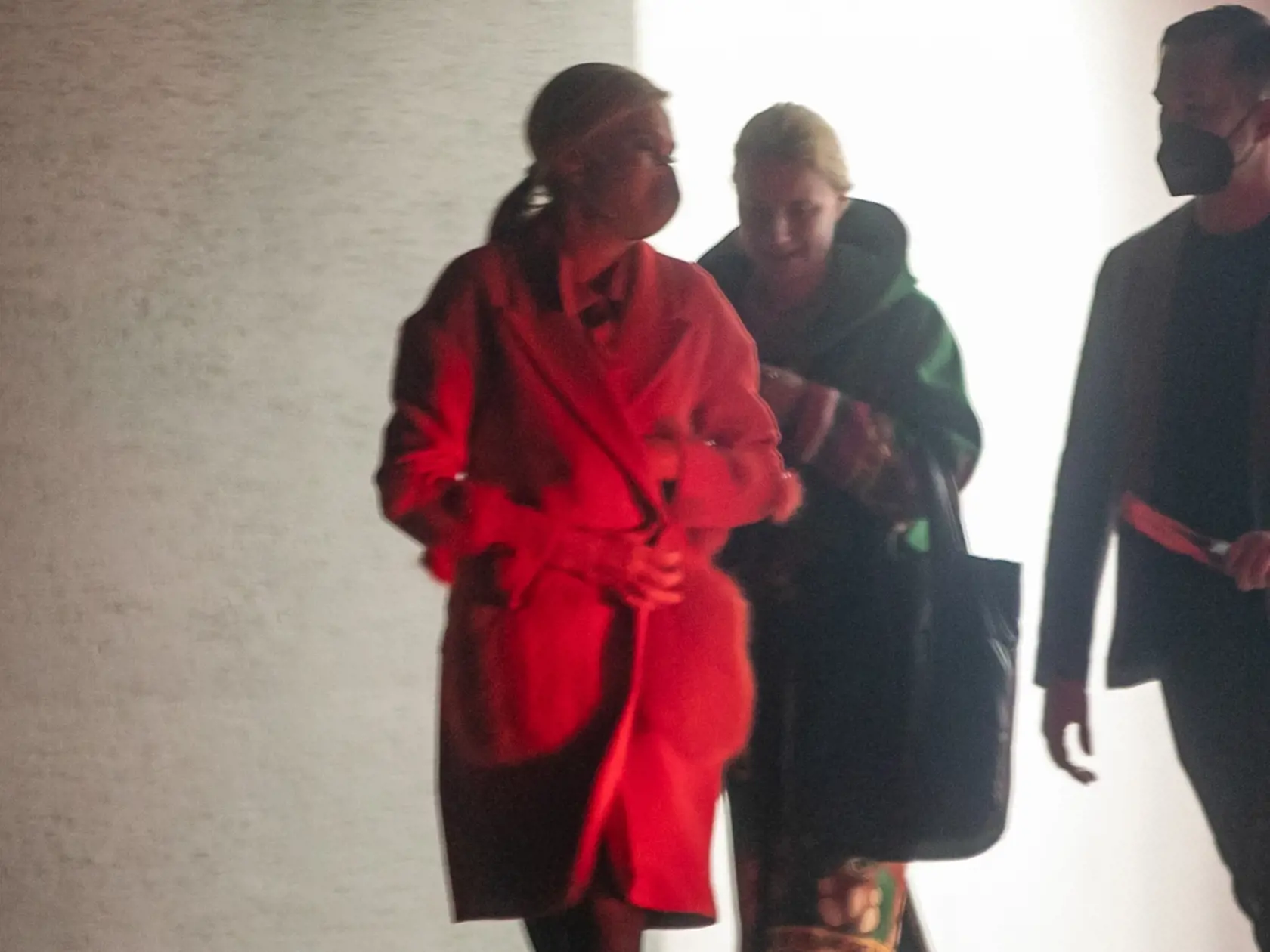 Paparazzi fotografia Denisa Saková a Roman Mikulec pred TV JOJ po skončení relácie Na Telo.