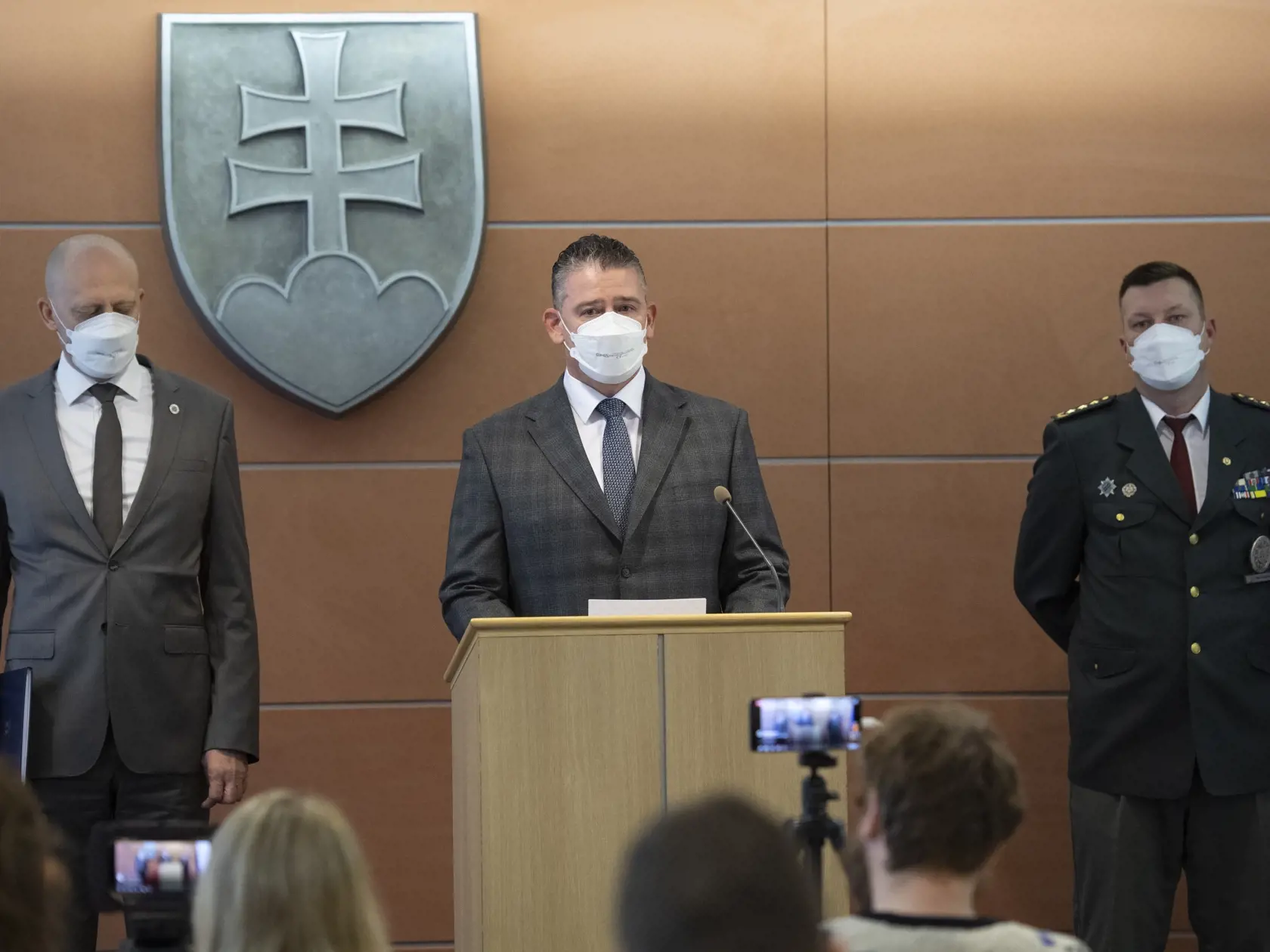 Na snímke zľava štátny tajomník Ministerstva vnútra (MV) SR Ján Lazar, minister vnútra SR Roman Mikulec (OĽaNO) a riaditeľ odboru dopravnej polície PPZ poverený výkonom dočasne neobsadenej riadiacej funkcie Tomáš Vrábel počas tlačovej konferencie na tému Ministerstvo vnútra uzatvorilo po 20 rokoch novú rámcovú dohodu s dodávateľom tabuliek s evidenčným číslom, 5. januára 2022 v Bratislave. FOTO TASR - Pavel Neubauer






      



