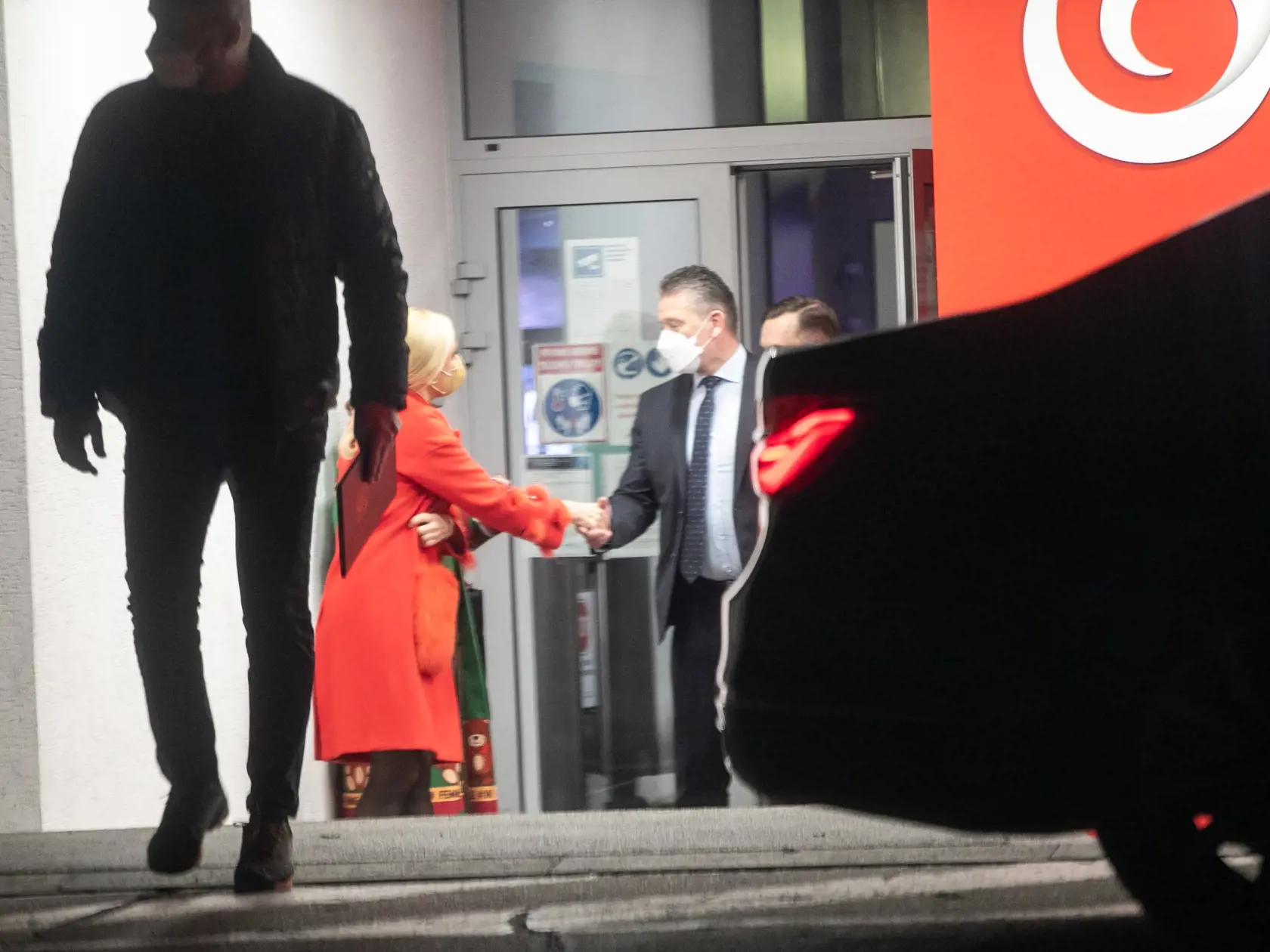 Paparazzi fotografia Denisa Saková a Roman Mikulec pred TV JOJ po skončení relácie Na Telo.
