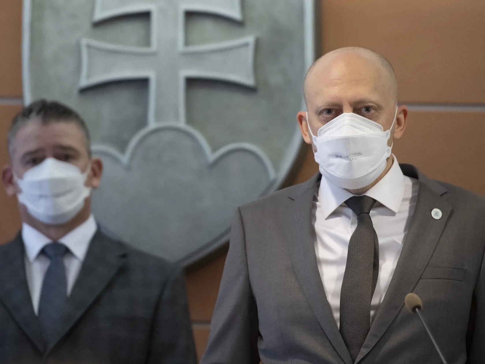 Na snímke vpravo štátny tajomník Ministerstva vnútra (MV) SR Ján Lazar a vľavo minister vnútra SR Roman Mikulec (OĽaNO) počas tlačovej konferencie na tému Ministerstvo vnútra uzatvorilo po 20 rokoch novú rámcovú dohodu s dodávateľom tabuliek s evidenčným číslom, 5. januára 2022 v Bratislave. FOTO TASR - Pavel Neubauer






      



