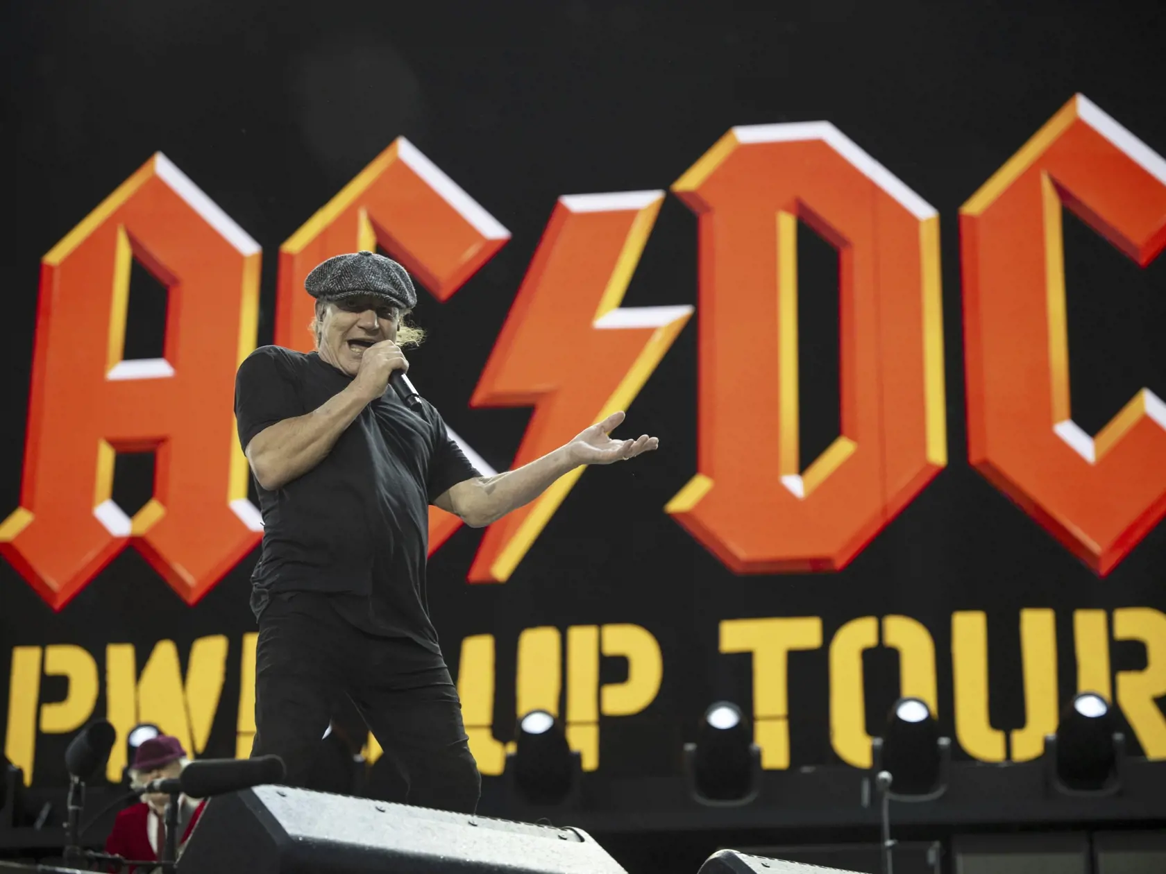 WA 103 Zürich - Britský spevák Brian Johnson z austrálskej legendárnej skupiny AC/DC spieva na koncerte počas európskeho turné Power Up v Zürichu v sobotu 29. júna 2024.