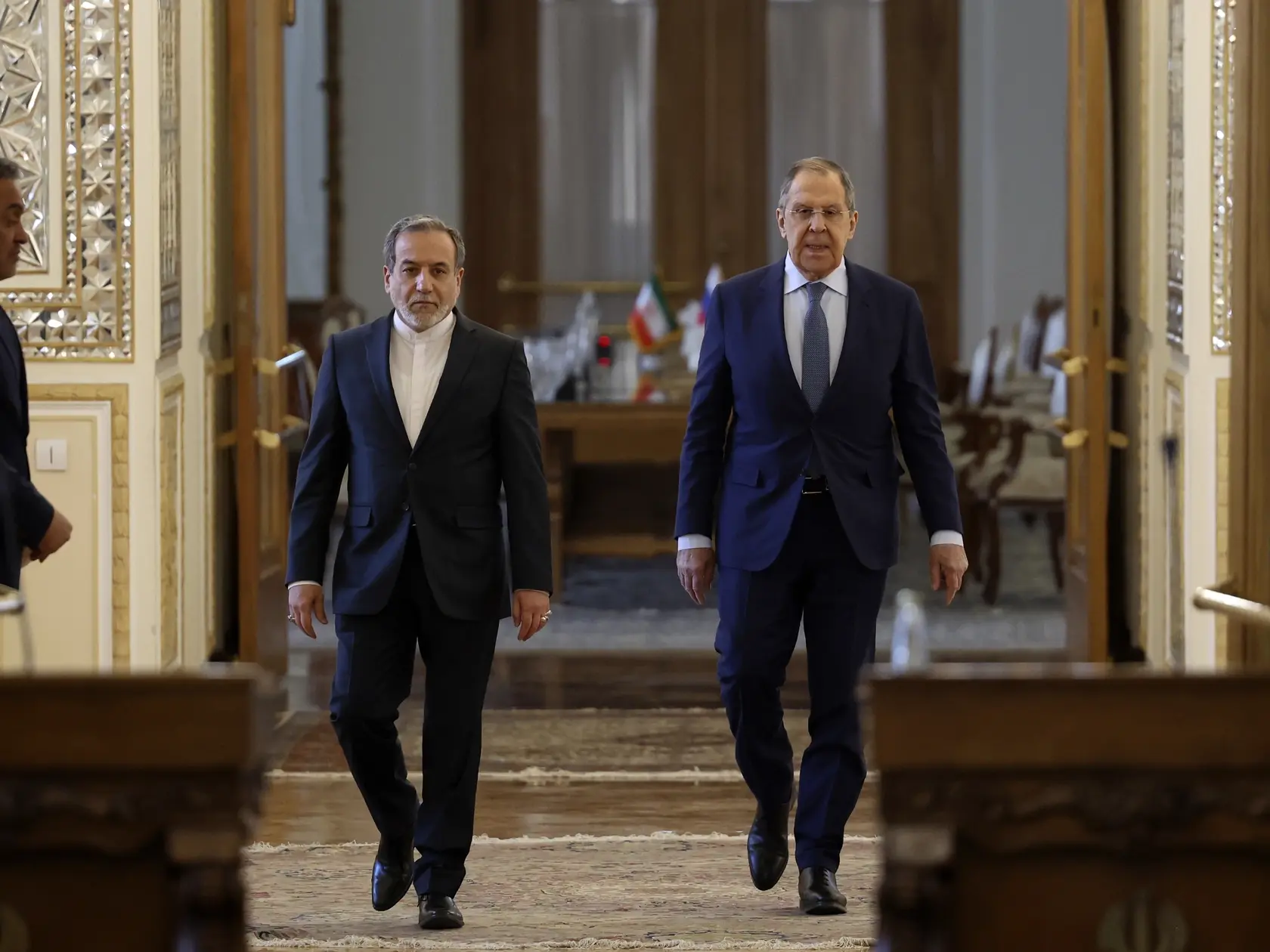 KK31 Teherán - Iránsky minister zahraničných vecí Abbás Arakčí (vľavo) a ruský minister zahraničných vecí Sergej Lavrov prichádzajú na tlačovú konferenciu v Teheráne 25. februára 2025. FOTO TASR/AP
Iranian Foreign Minister Abbas Araghchi, left, and his Russian counterpart Sergey Lavrov arrive for their joint press conference, in Tehran, Iran, Tuesday, Feb. 25, 2025. (AP Photo)