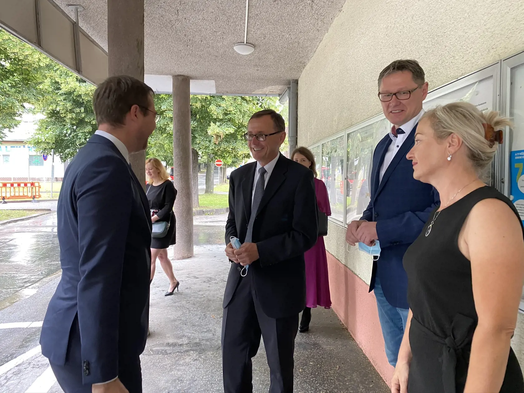 Na snímke zľava minister zdravotníctva Marek Krajčí (OĽaNO), novovymenovaný riaditeľ nemocnice Ľubomír Šarník, námestník pre chirurgické odbory Jaroslav Barla a námestníčka pre ošetrovateľstvo Monika Smolnická pred budovou riaditeľstva. Prešov, 2. júla 2020. EASYFOTO TASR - Maroš Černý