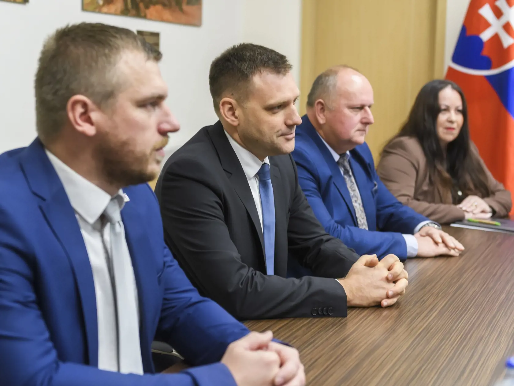 Na snímke zľava štátny tajomník ministerstva životného prostredia Filip Kuffa, minister životného prostredia  Tomáš Taraba (nominant SNS) a štátny tajomník ministerstva životného prostredia Jozef Smatana počas spoločného stretnutia s predsedom vlády Robertom Ficom (Smer-SD) na rezorte životného prostredia v Bratislave 9. novembra 2023. FOTO TASR - Jaroslav Novákm