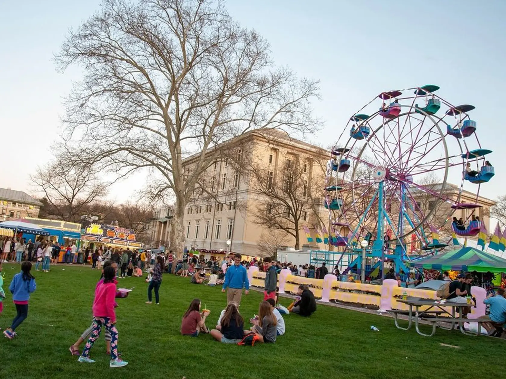 Na Carnegie Mellon University sa môže Suri tešiť aj na takýto karneval.