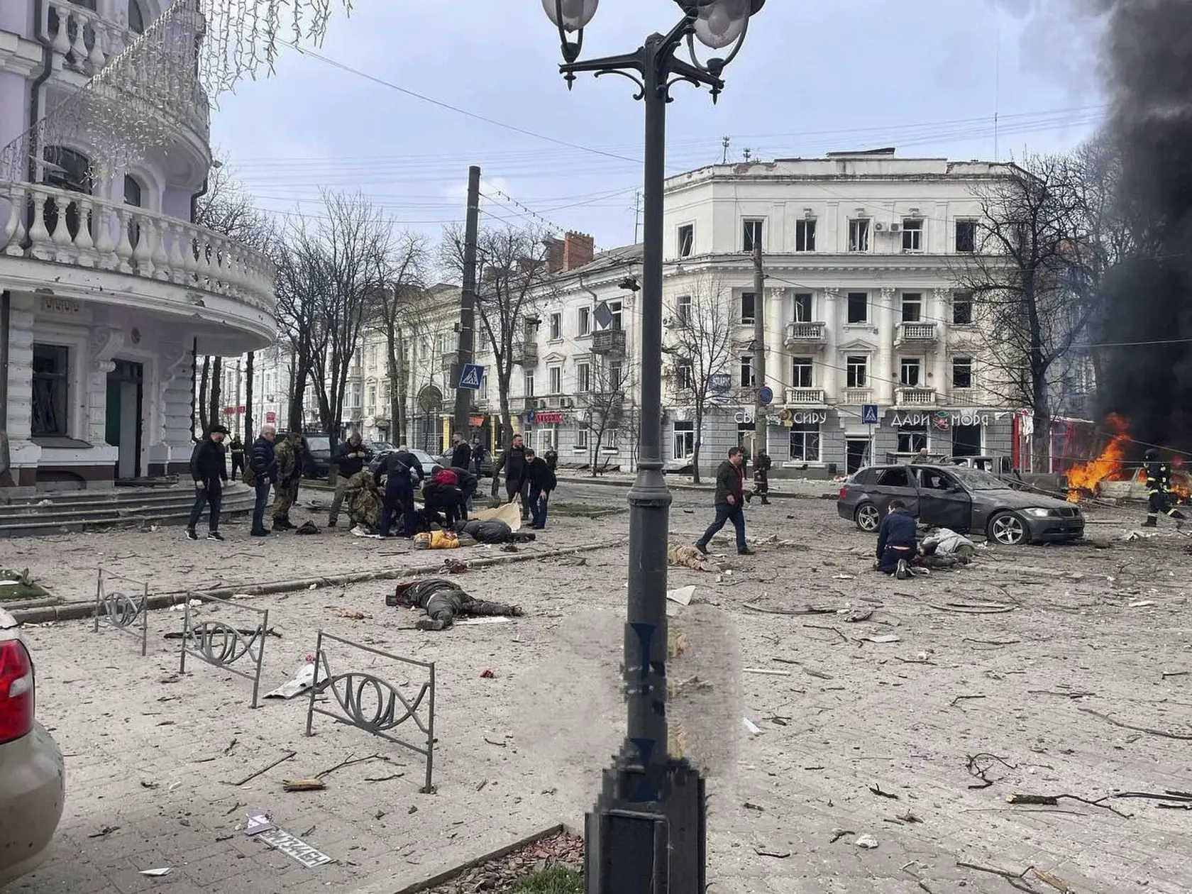 Pri nedeľňajšom ruskom raketovom útoku v meste Sumy zahynulo najmenej 32 ľudí a ďalších minimálne 84 osôb utrpelo zranenia. 