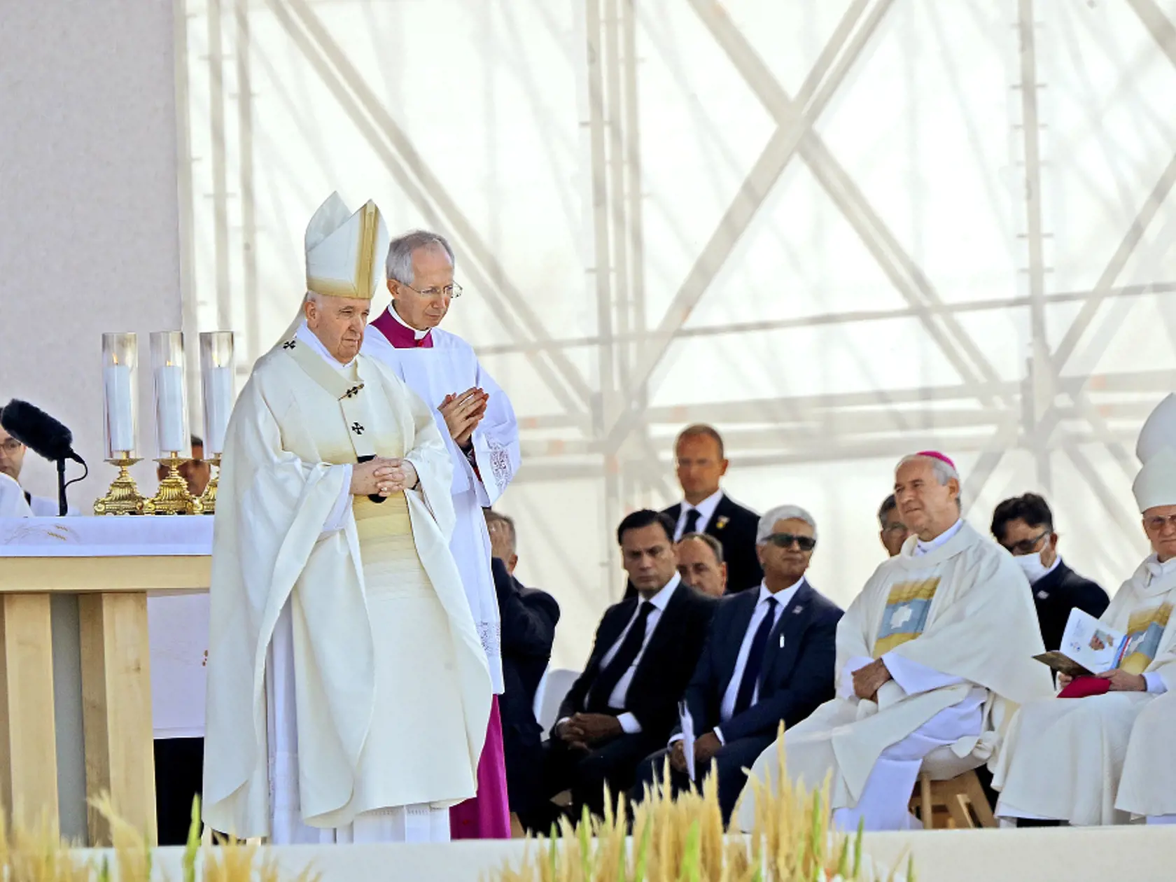 Bezák sedel na liturgii hneď v prvom rade.