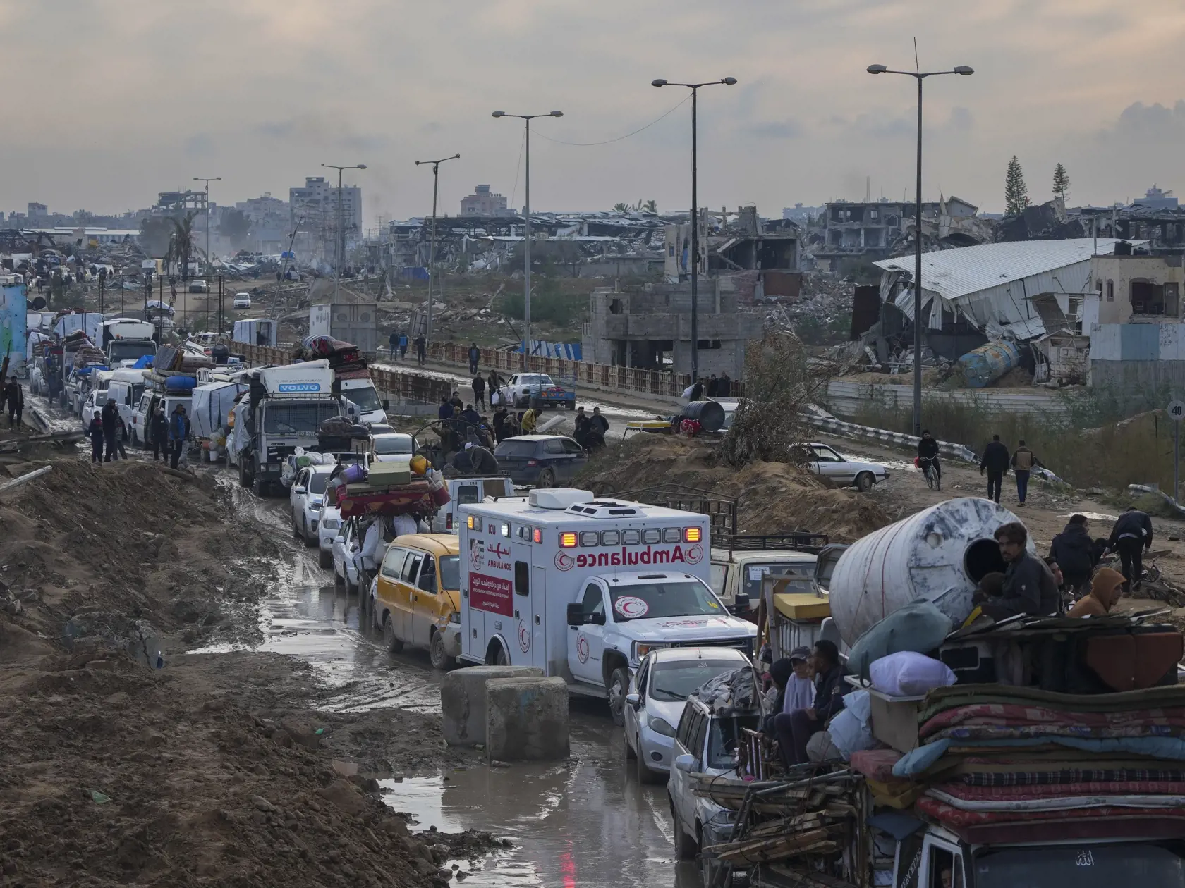 WA 37 Gaza -  Vysídlení Palestínčania prichádzajú na autách ku kontrolnému stanovišťu - koridoru Necarim v utorok 11. februára 2025.  Z centrálnej časti Pásma Gazy sa vracajú do svojich domov v severnej časti Pásma Gazy. Koridor Necarim oddeľuje severnú časť Pásma Gazy od južnej a Izrael v rámci podmienok prímeria súhlasil s odchodom svojich síl.  Izraelskí vojaci umožňovali Palestínčanom prechádzať cez koridor Necarim od začiatku prímeria 19. januára, aby sa mohli vracať do svojich domovov na vojnou zničenom severe palestínskej enklávy. Úplné stiahnutie izraelskej armády z oblasti je plnením ďalších záväzkov z dohody. Organizácia Spojených národov vo svojej správe zverejnenej v utorok uviedla, že na obnovu vojnou zničeného Pásma Gazy a ukončenie tamojšej humanitárnej katastrofy bude podľa odhadov potrebných viac ako 53 miliárd dolárov, z toho 20 miliárd v prvých troch rokoch.  FOTO TASR/AP


Displaced Palestinians, carrying their belongings in vehicles, wait at a security checkpoint in the Netzarim corridor while traveling from central Gaza to their homes in the northern Gaza Strip, Tuesday, Feb. 11, 2025. (AP Photo/Abdel Kareem Hana)