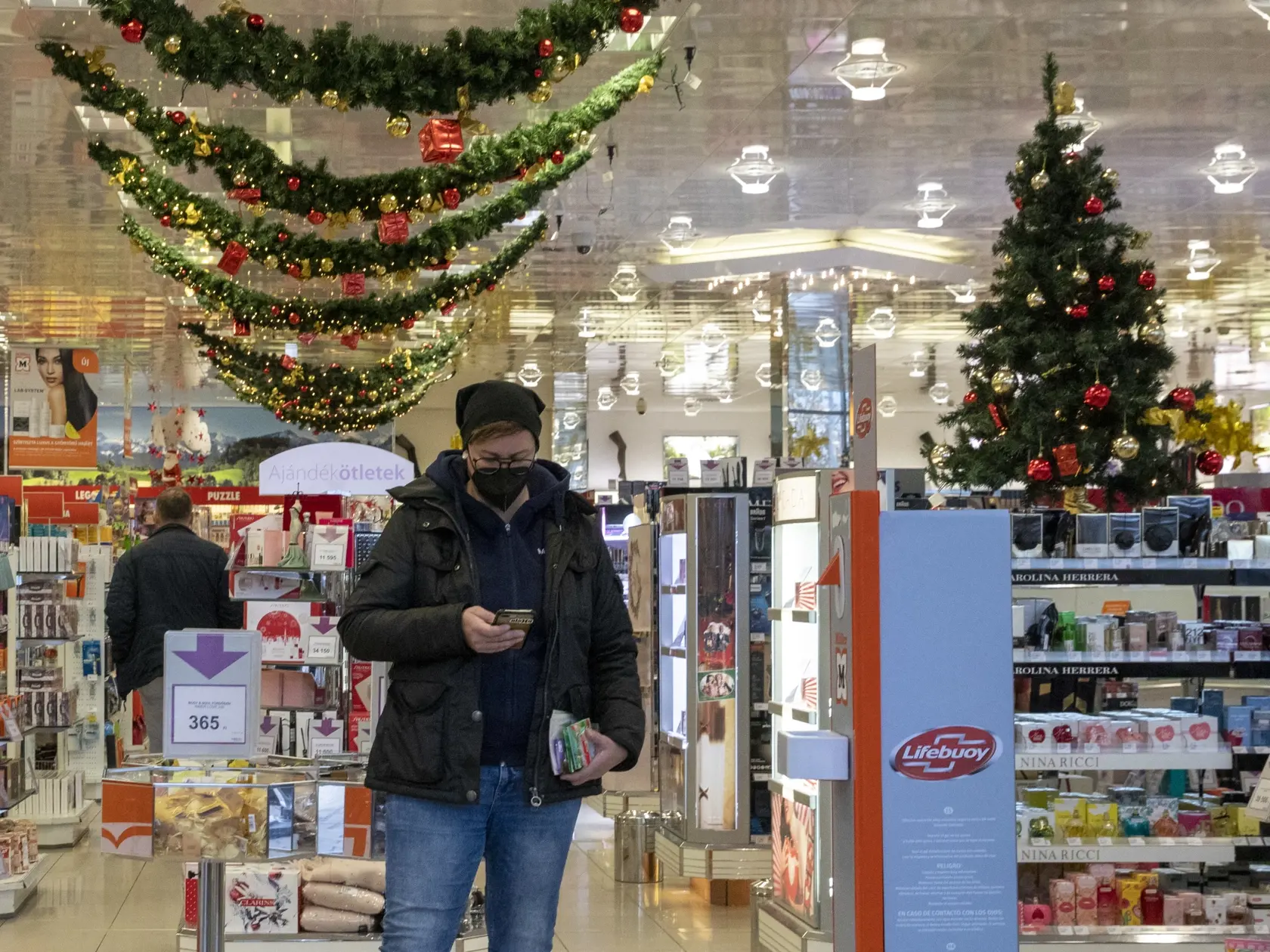 Mnohí Slováci sa čudujú, prečo sú vianočné dekorácie v predajniach už septembri.
