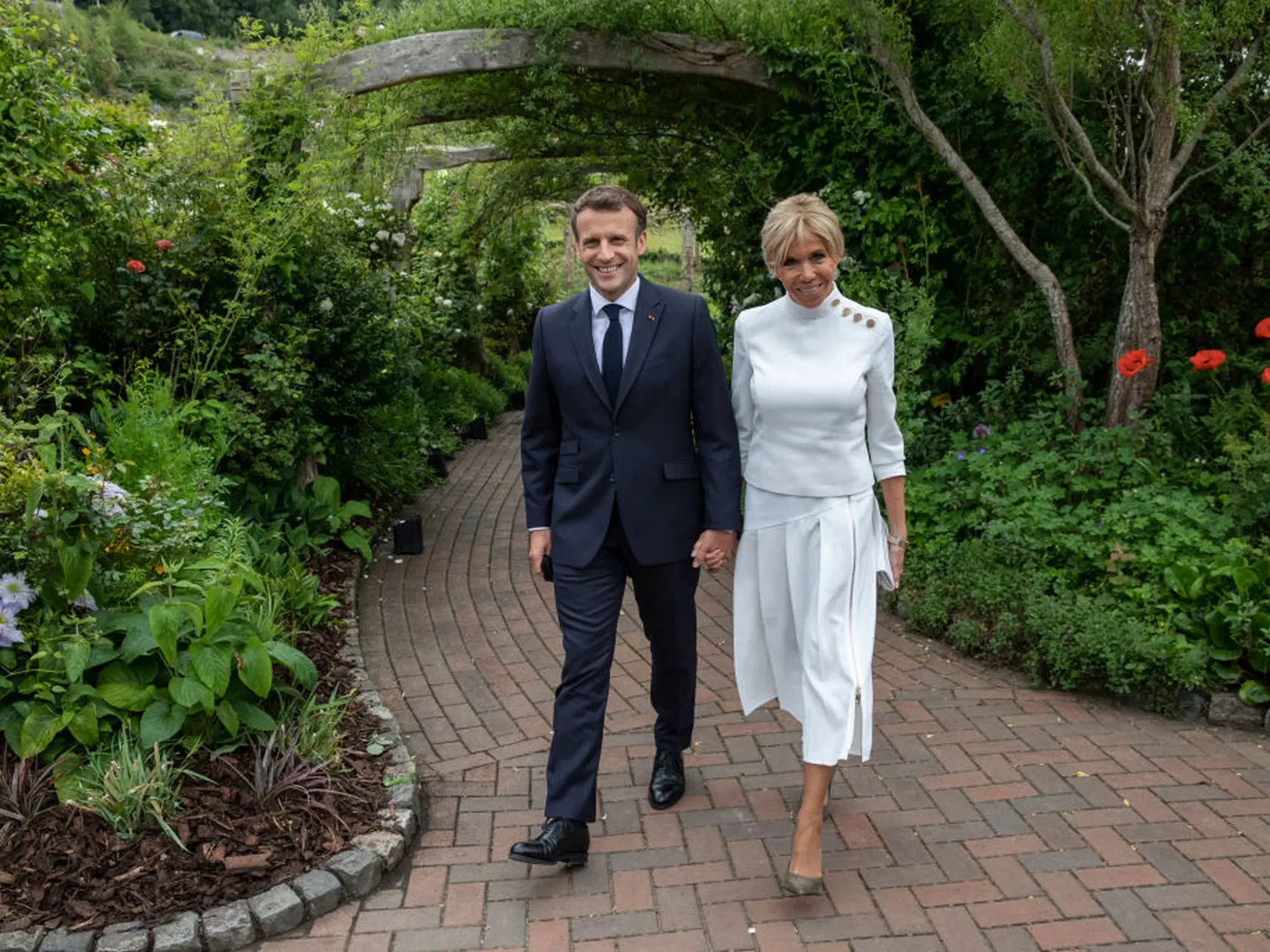 Macronovci sú manželmi skoro 18 rokov. Spoznali sa už na strednej. Kým Macron bol študent, Brigitte bola jeho vydatou učiteľkou drámy. Napriek 24-ročnému vekového rozdielu sa nakoniec dali dokopy a pôsobia ako stabilný pár.