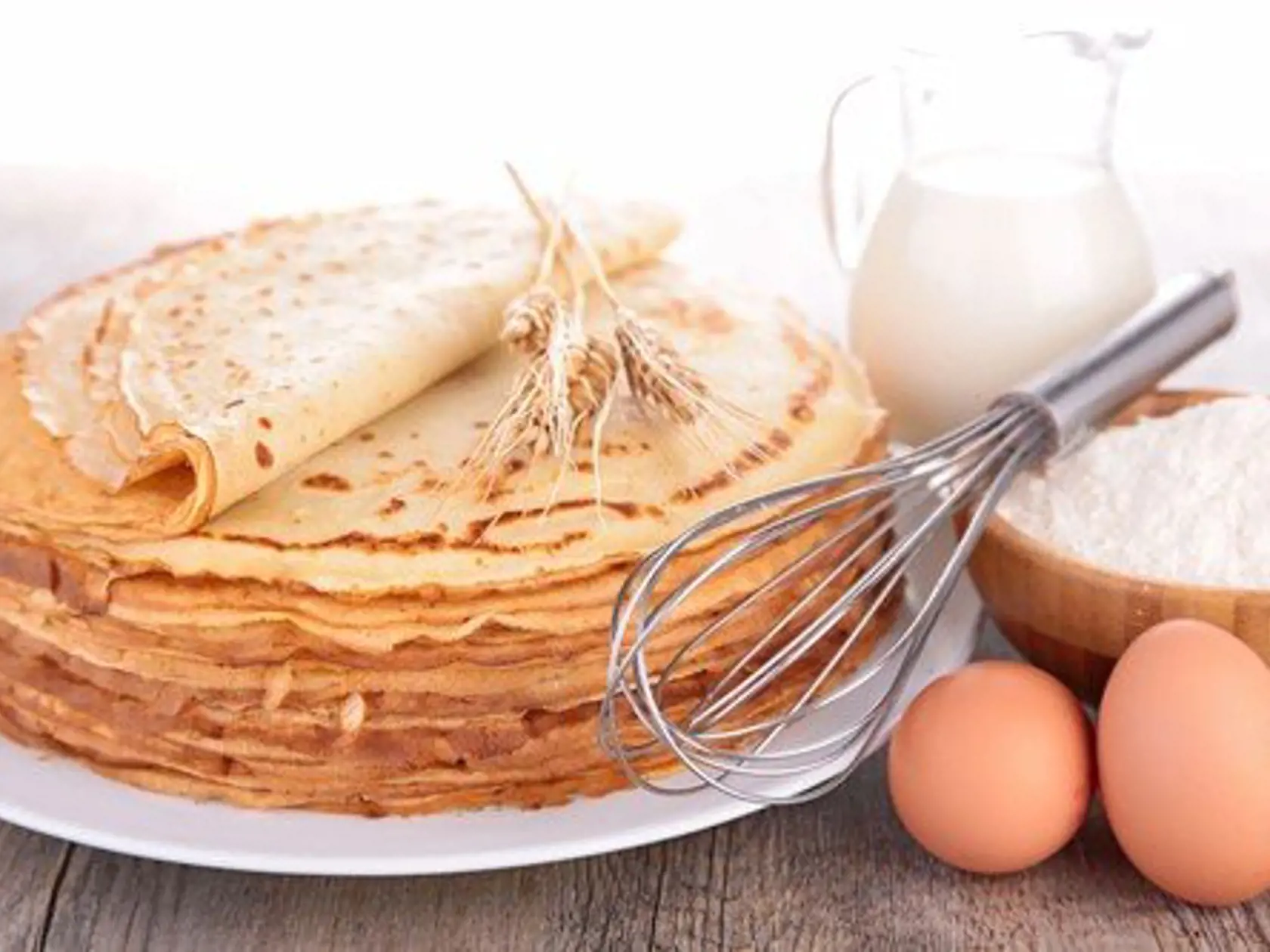 Naraz upečte všetky palacinky a potom ich postupne naplňte.