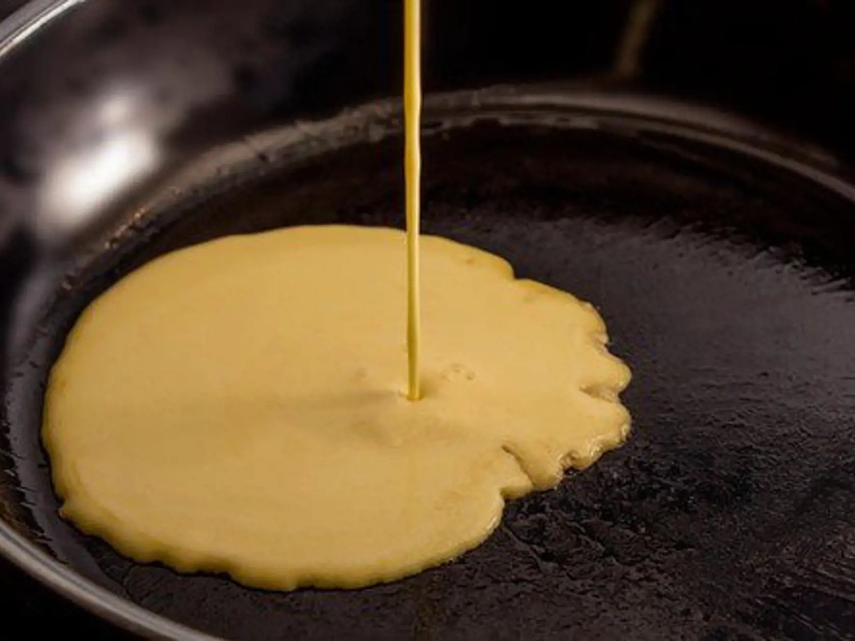 Do rozohriatej panvice pridajte malú naberačku cesta, nemusíte dávať tuk, pretože je v ceste, a upečte tenké palacinky.