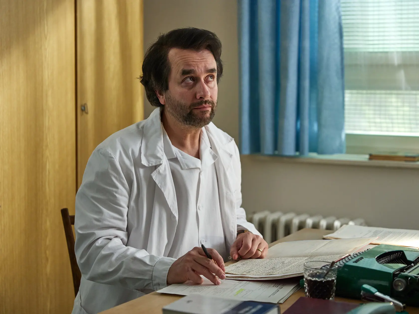 Vlado Kobielsky ako primár oddelenia detskej chirurgie Roman Bartoš v retro novinke Sľub.