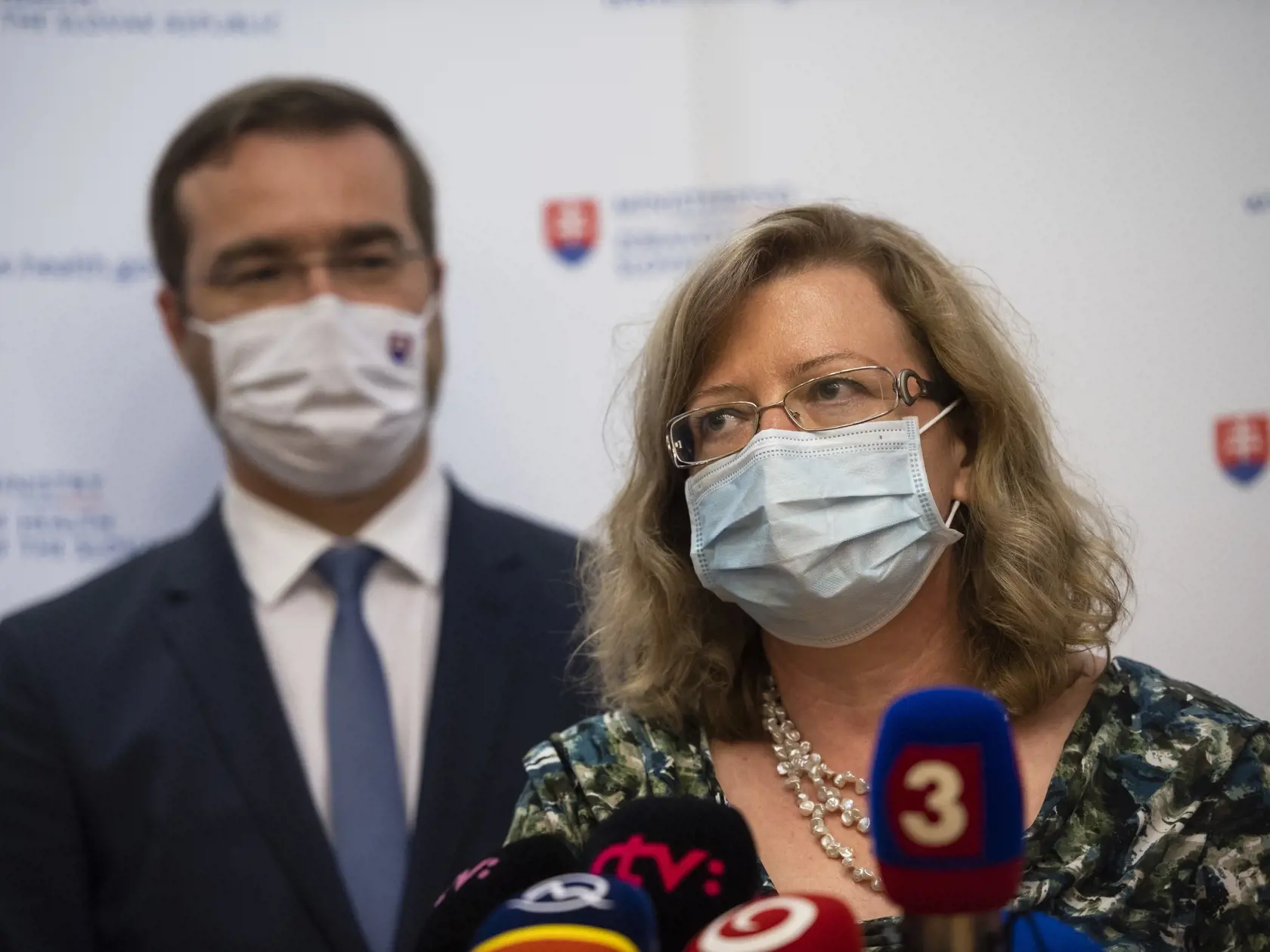 Na snímke zľava minister zdravotníctva SR Marek Krajčí (OĽaNO) a generálna riaditeľka sekcie zdravia MZ SR Andrea Škripeková počas tlačovej konferencie po skončení konferencie Onkológia na Slovensku: realita vs. očakávania. V Bratislave 26. júna 2020. FOTO TASR - Jaroslav Novák