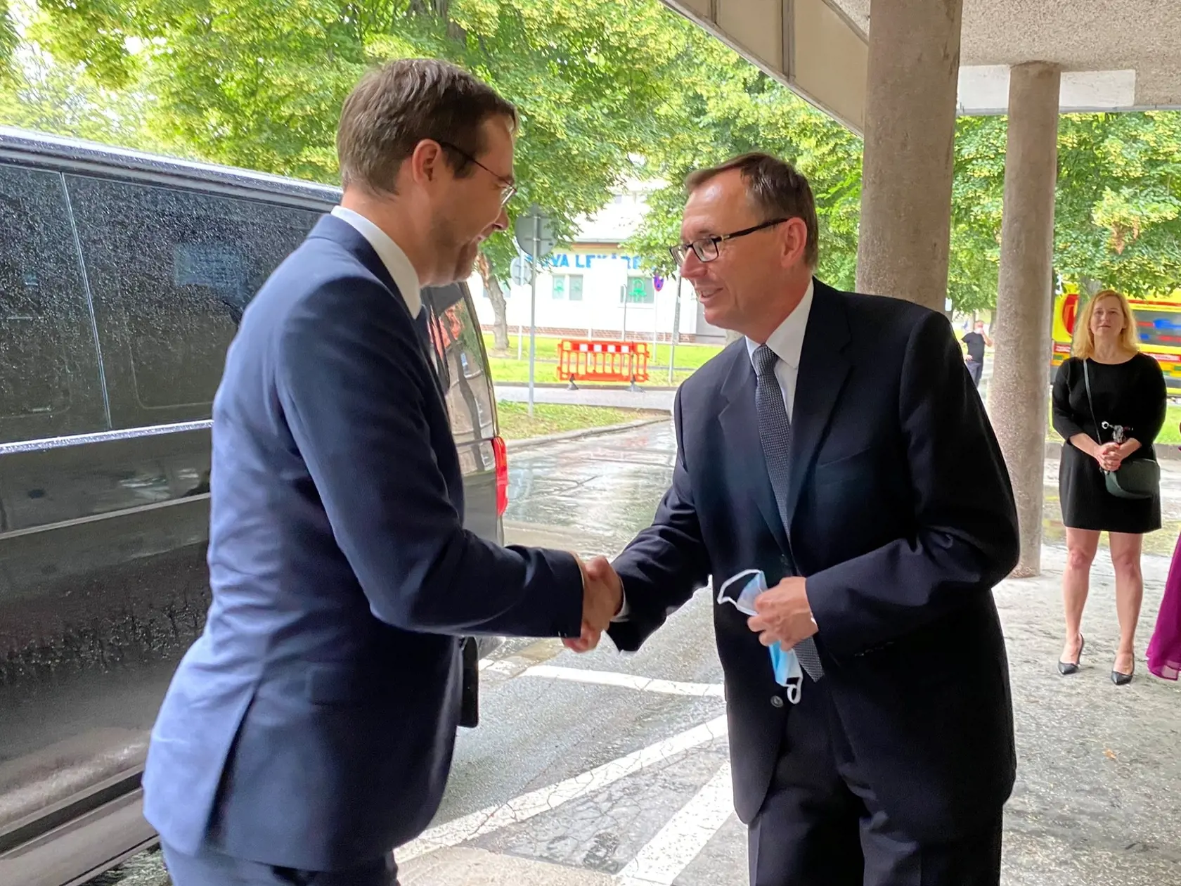Na snímke zľava minister zdravotníctva Marek Krajčí (OĽaNO) s novým riaditeľom Fakultnej nemocnice s poliklinikou J. A. Reimana v Prešove Ľubomírom Šarníkom pred budovou riaditeľstva nemocnice. Prešov, 2. júla 2020. EASYFOTO TASR - Maroš Černý