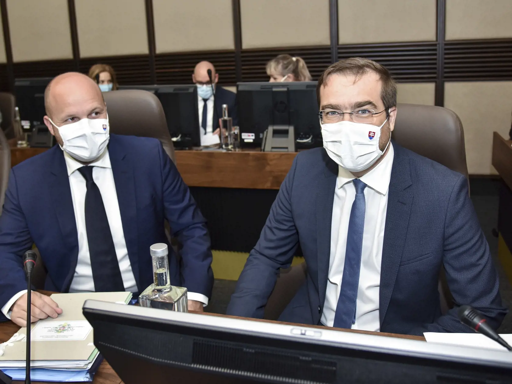 Na snímke zľava minister obrany SR Jaroslav Naď (OĽaNO) a minister zdravotníctva SR Marek Krajčí (OĽaNO) počas 28. schôdze vlády SR 8. júla 2020 v Bratislave. FOTO TASR - Pavol Zachar