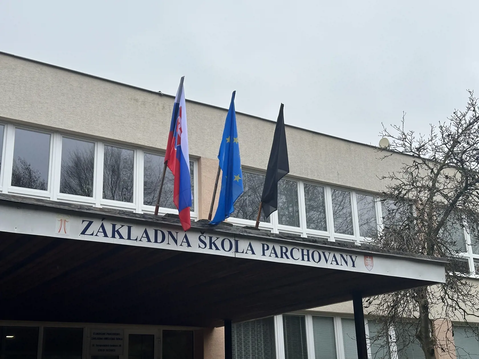 Na škole až po niekoľkých dňoch veje čierna vlajka.