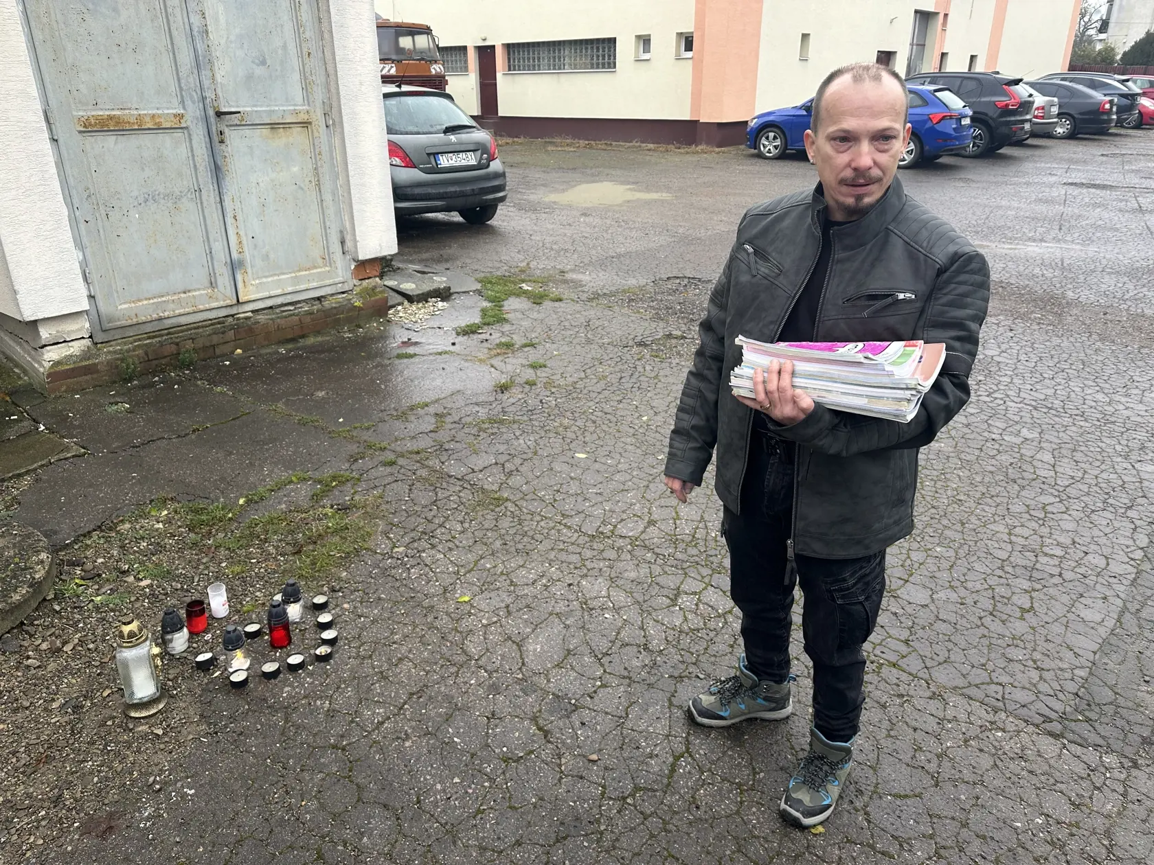 Do školy priniesol v piatok synove učebnice.