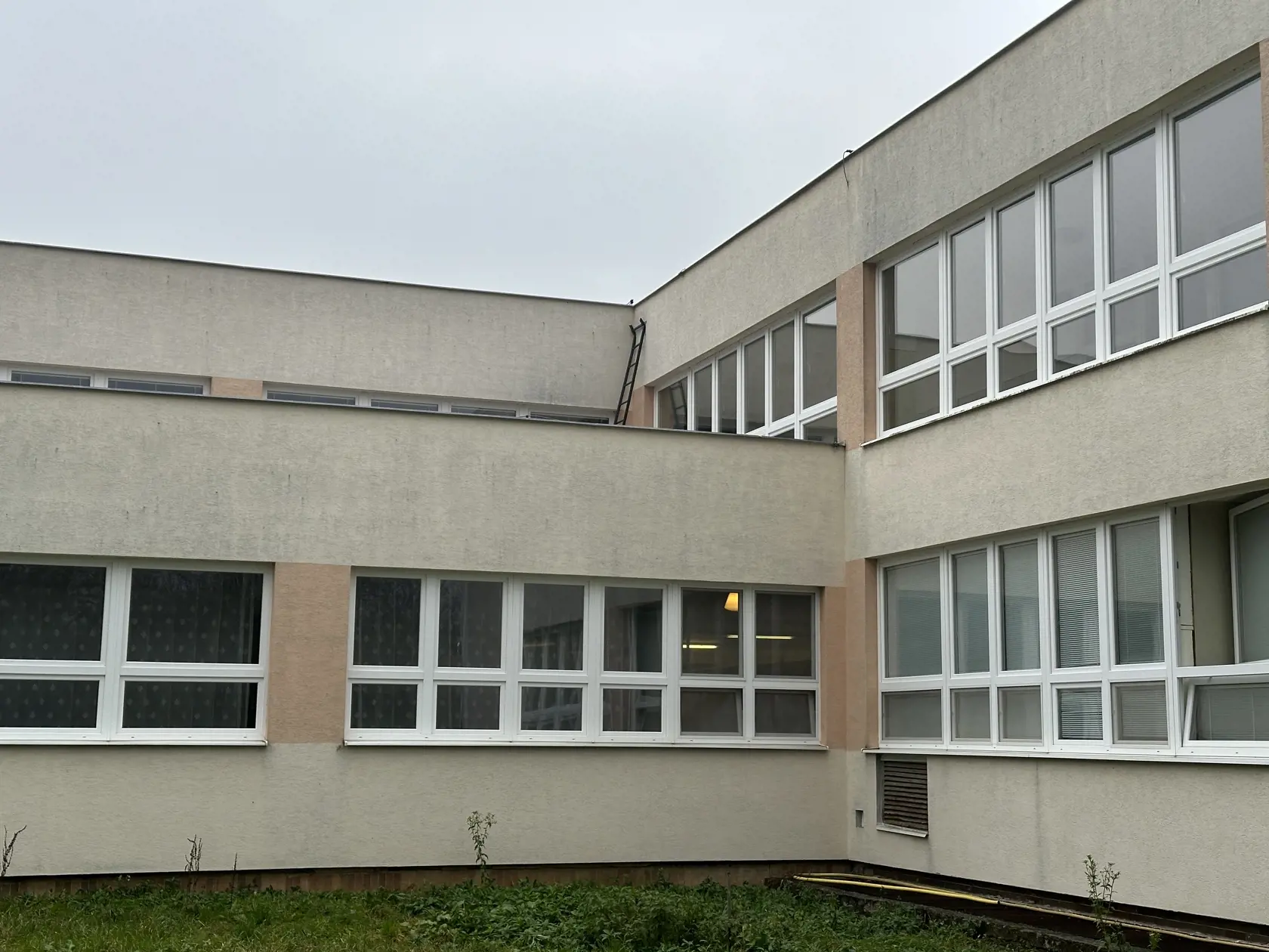 Na fotke je vidieť rebrík, ktorým sa Roman dostal na strechu.