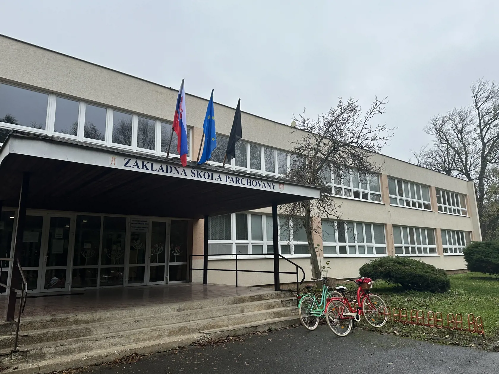 Riaditeľ školy v Parchovanoch s médiami nekomunikuje. Odstránil si aj účet na sociálnej sieti.