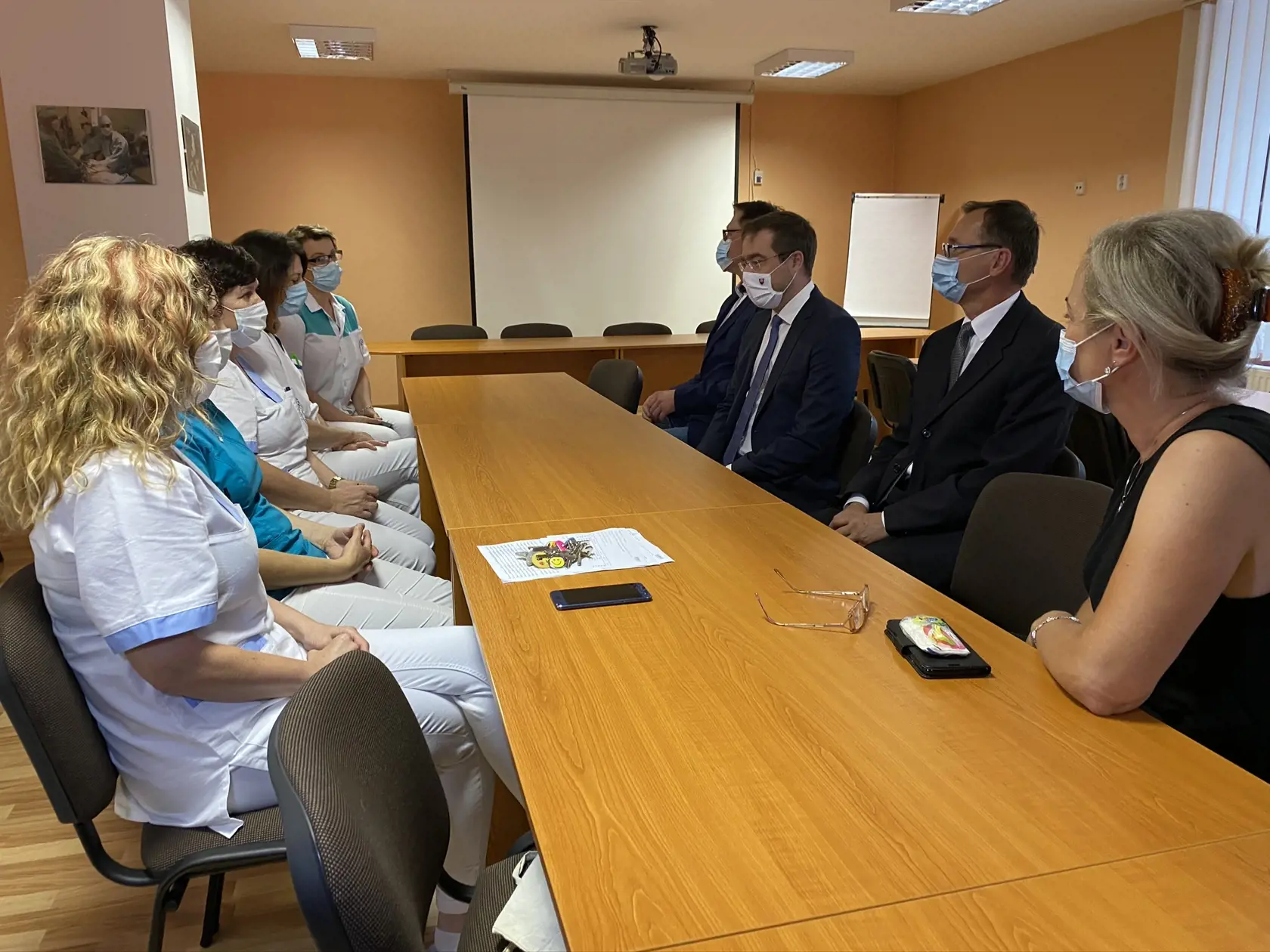 Na snímke tretí sprava minister zdravotníctva Marek Krajčí (OĽaNO) počas stretnutia so zdravotnými sestrami Fakultnej nemocnice s poliklinikou J. A. Reimana v Prešove.Prešov, 2. júla 2020. EASYFOTO TASR - Maroš Černý