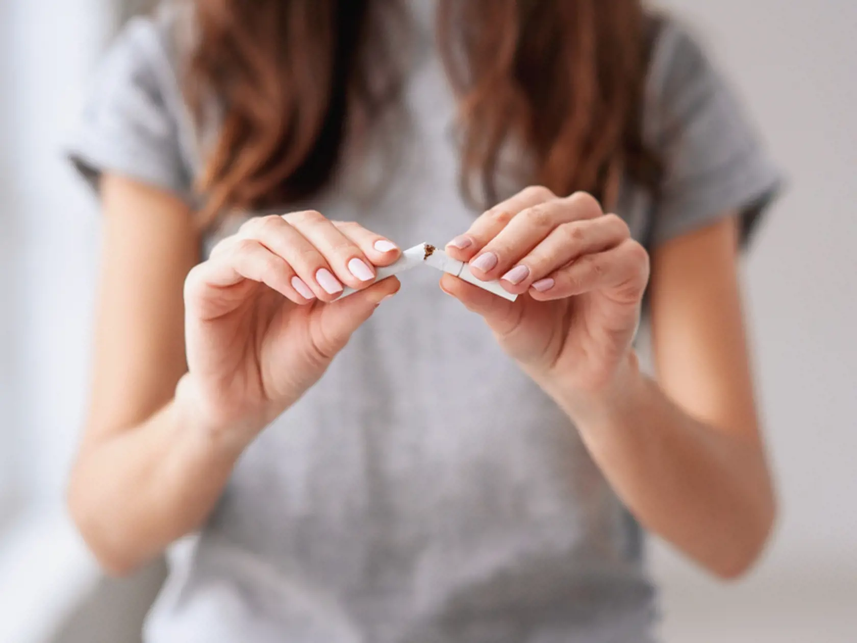 Ak fajčíte, pravdepodobnosť, že zostarnete rýchlejšie ako vaši rovesníci, sa znásobuje. Najmä ak vyfajčíte denne viac ako 10 cigariet. Nehovoriac o tom, že v tomto veku si týmto zlozvykom výrazne zvyšujete riziko rakoviny.