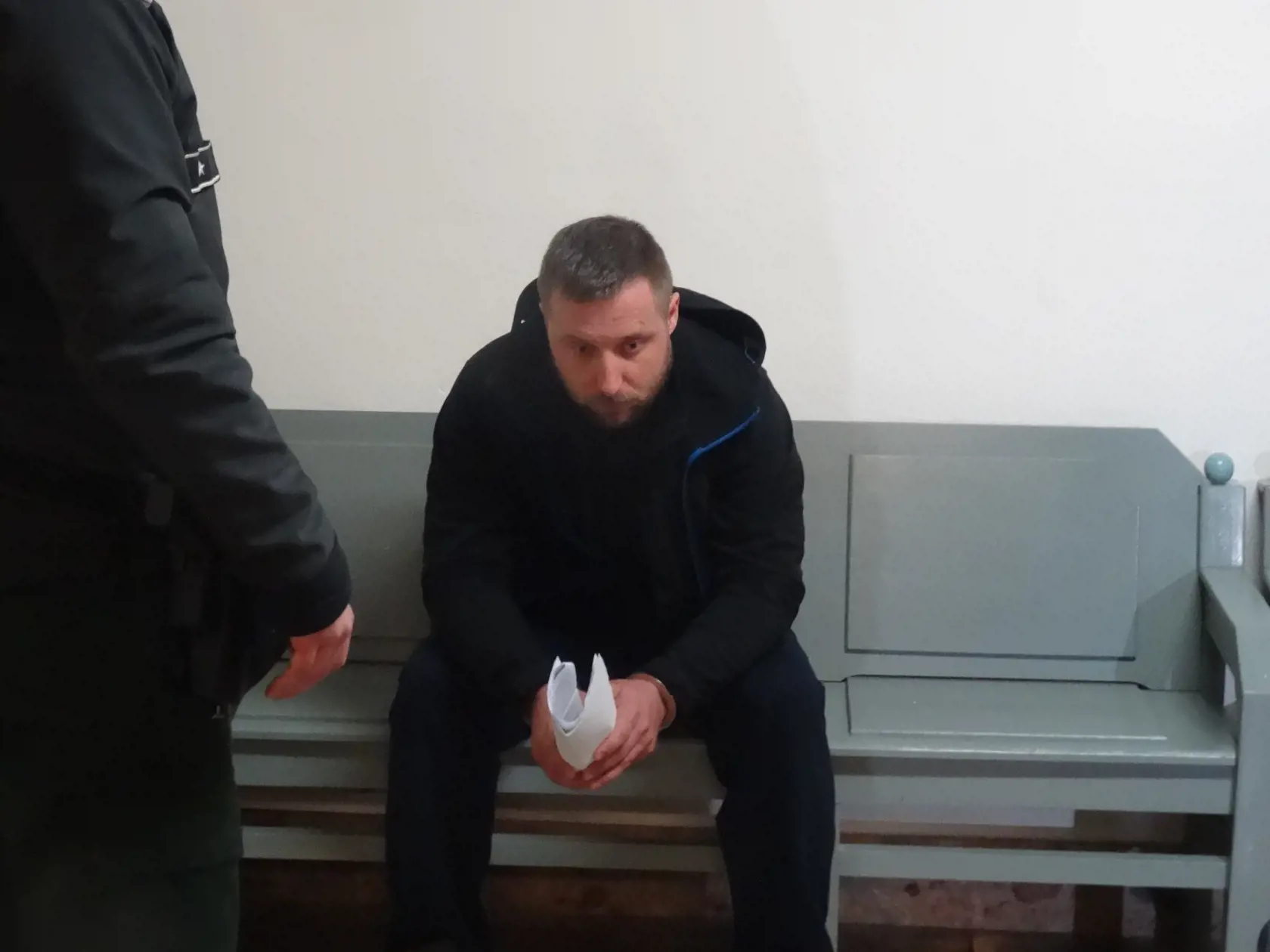 Martin M., jeden z obvinených robotníkov, sedel tak, že mal výhľad na lavičku oproti na ktorej sedela jeho manželka a brat.