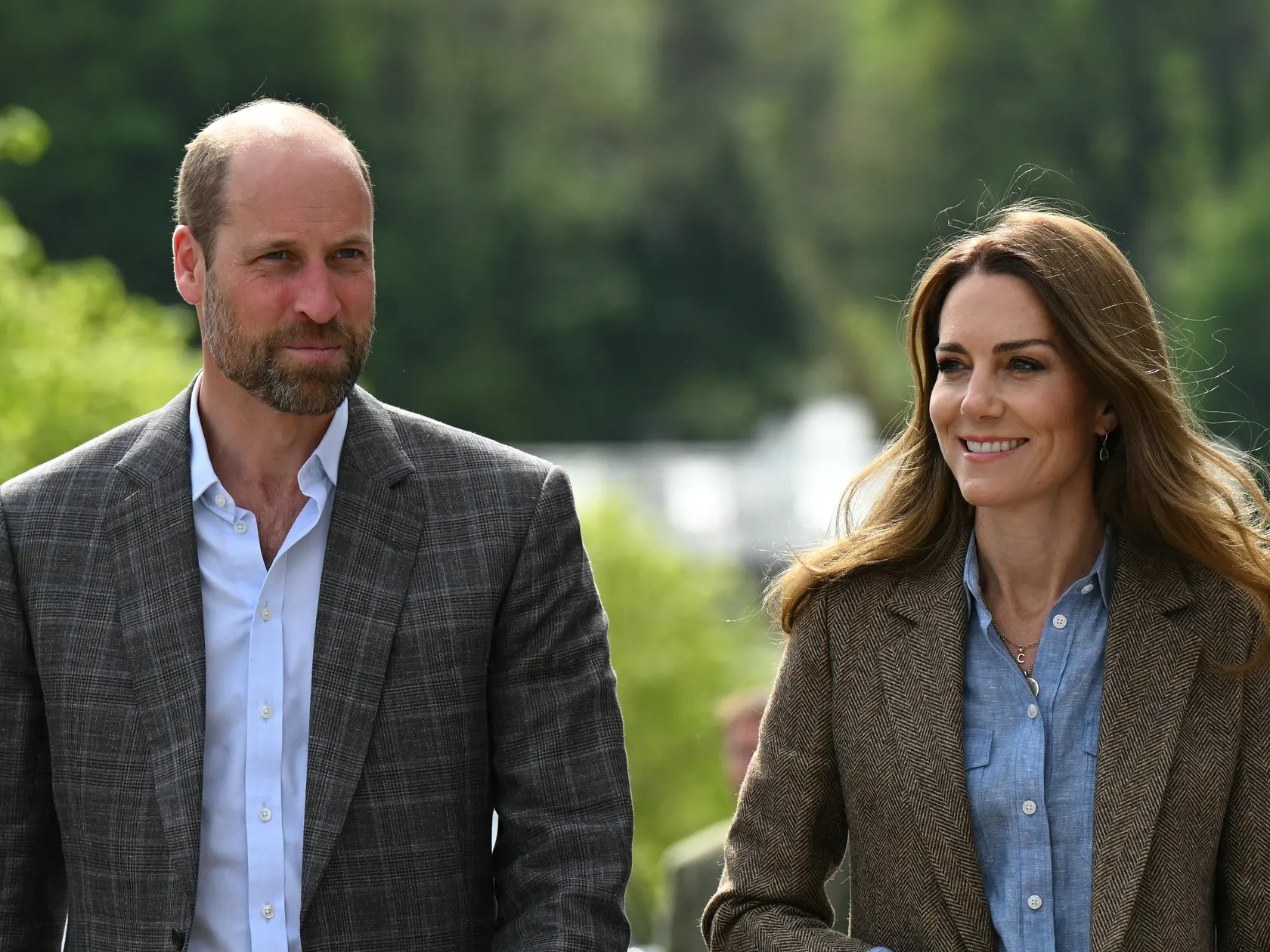 Meghan Markle a Kate Middleton sa pred kráľovskou svadbou Meghan a princa Harryho v roku 2018 pohádali kvôli šatám pre družičky. Meghan popiera, že by sa správala nevhodne a tvrdí, že ona je tá, ktorej ublížili.
