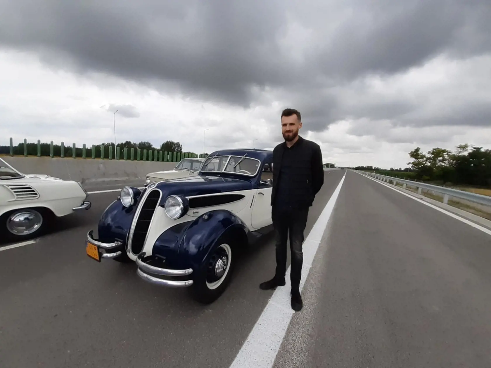 Jedným z prvých, kto sa previezol po novej R7 bol Michal Bača (26) s veteránom BMW 326 z roku 1937 a jemu aj autíčku sa išlo skvele.