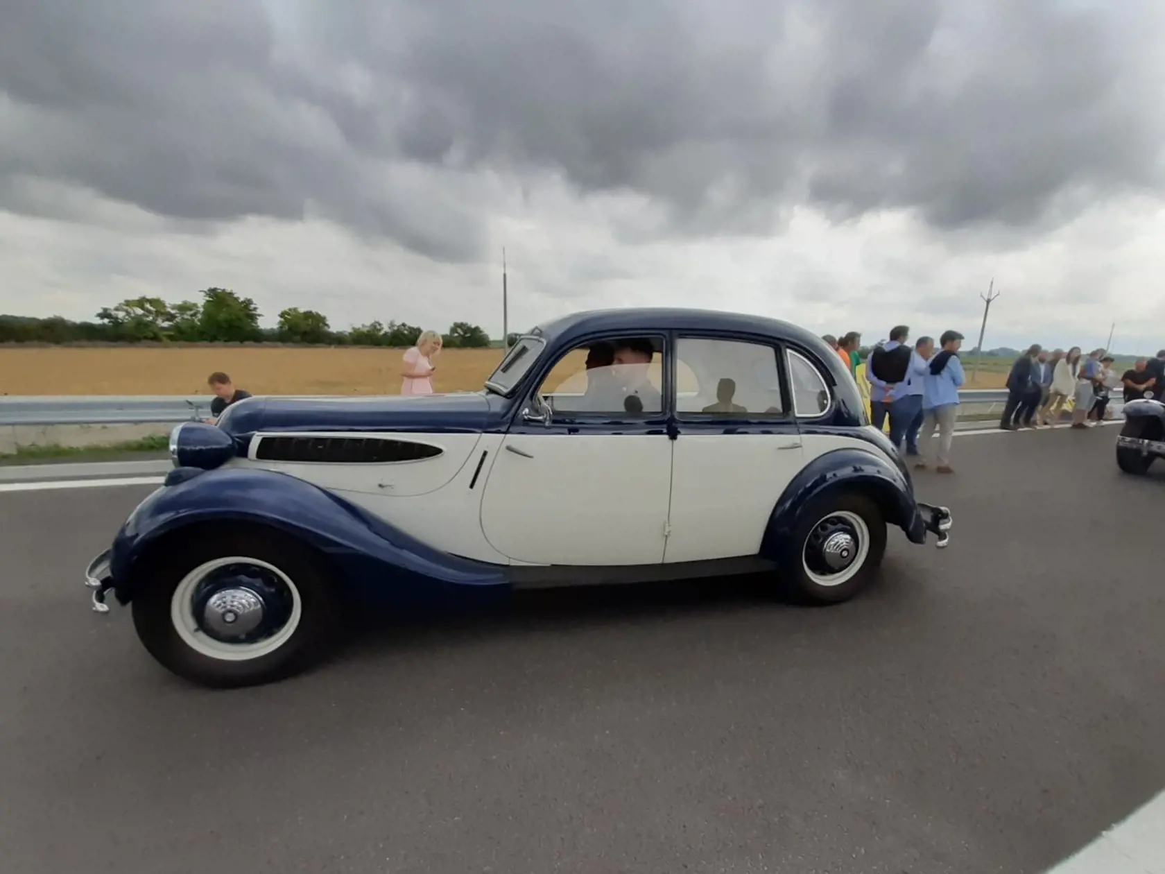 Jedným z prvých, kto sa previezol po novej R7 bol Michal Bača (26) s veteránom BMW 326 z roku 1937. Veterány zaujali mnohých účastníkov otvorenia.