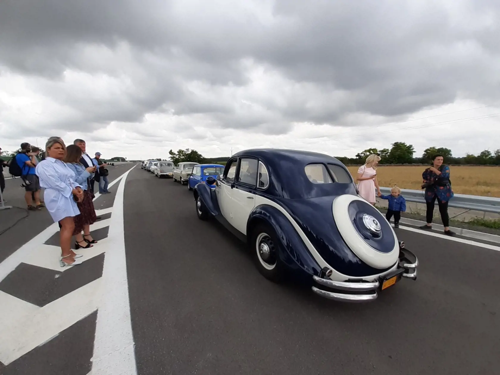 Jedným z prvých, kto sa spolu s ďalšími veteránmi previezol po novej R7 bol Michal Bača (26) s veteránom BMW 326 z roku 1937. Cestu si pochvaľoval.