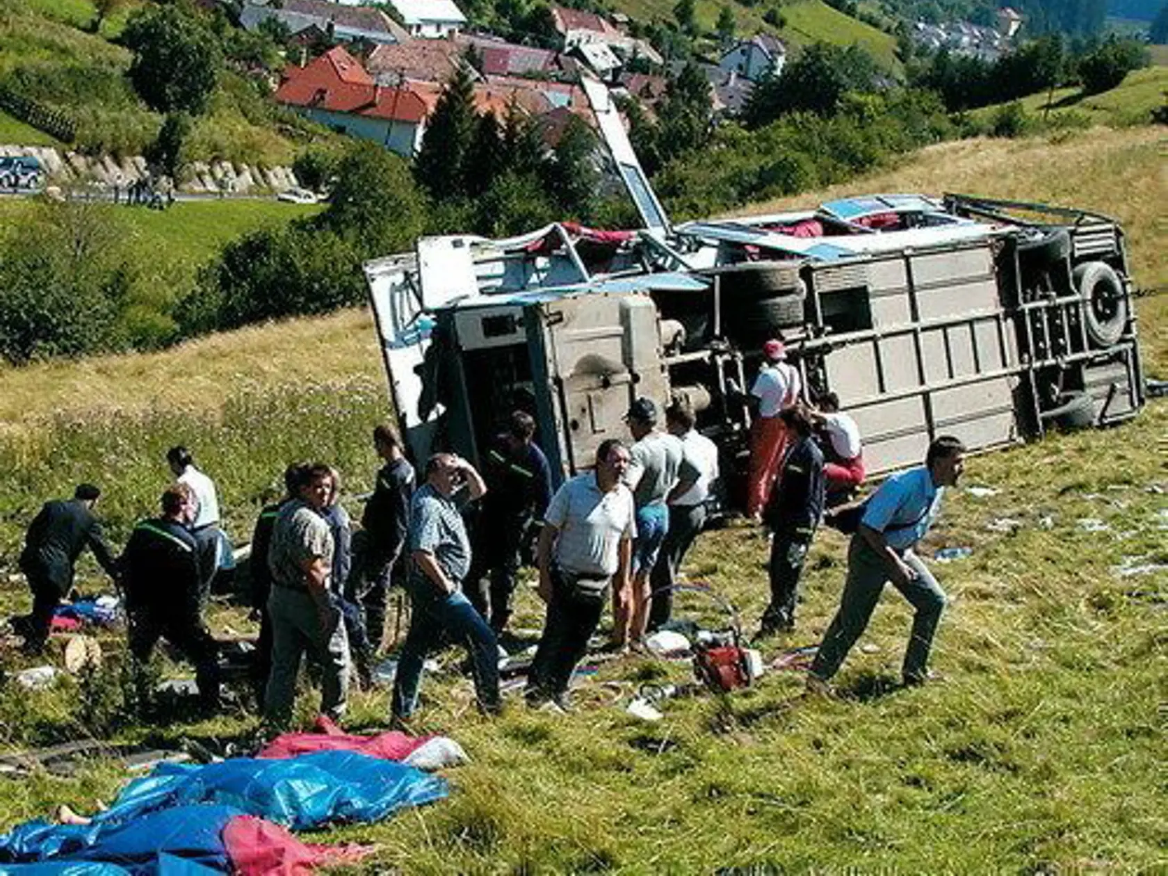 Pod prevráteným autobusom zomrel malý Jakubko.