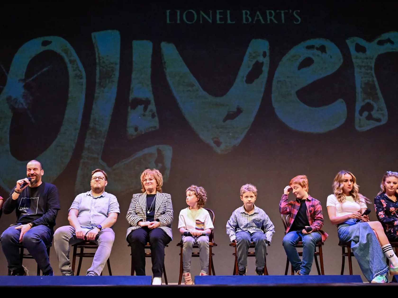 Na snímke zľava dramaturgička Andrea Bučková, režisér Stanislav Slovák, dirigent Ľubomír Dolný, zbormajsterka Iveta Weis Viskupová, predstavitelia Olivera Twista Arthur Haverda, Gregor Horák, Tomáš Novák, herečky a predstaviteľky Nancy Lenka Machciníková, Jana Labajová počas tlačovej konferencie divadla Nová scéna k premiére rodinného muzikálu Lionel Bart: Oliver podľa románu Charlesa Dickensa Oliver Twist v Bratislave 5. marca 2024. FOTO TASR - Pavol Zachar