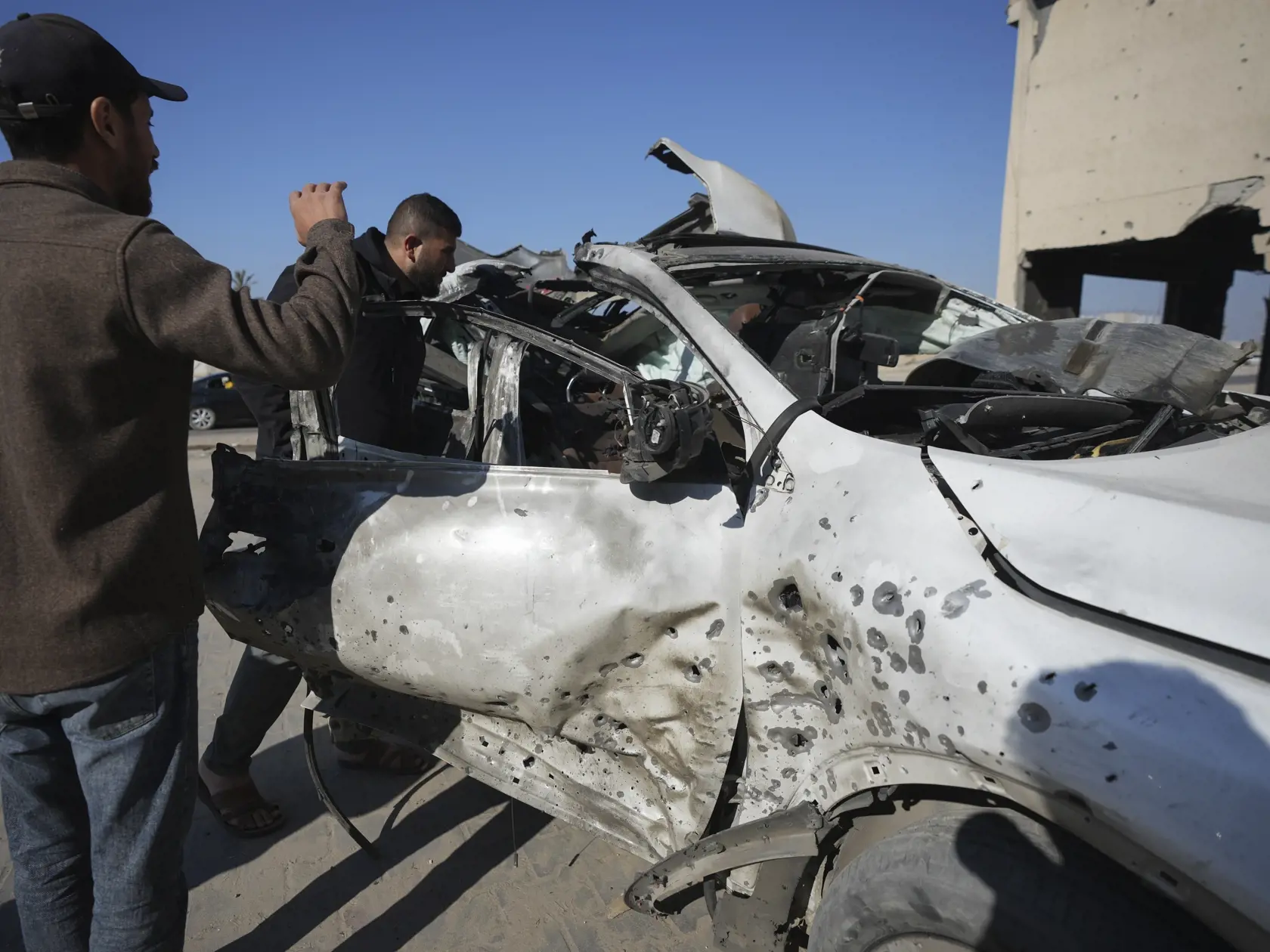 KK32 Chán Júnis - Palestínčania si prezerajú auto, v ktorom v sobotu zahynulo pri izrelskom leteckom útoku päť ľudí, vrátane troch zamestnancov z organizáciu World Central Kitchen (WCK), v meste Chán Júnis v Pásme Gazy v nedeľu 1. decembra 2024. FOTO TASR/AP
Palestinians inspect the car where, on Saturday, an Israeli airstrike killed five people, including three employees of World Central Kitchen in Khan Younis, Gaza Strip, Sunday Dec. 1, 2024. (AP Photo/Abdel Kareem Hana)